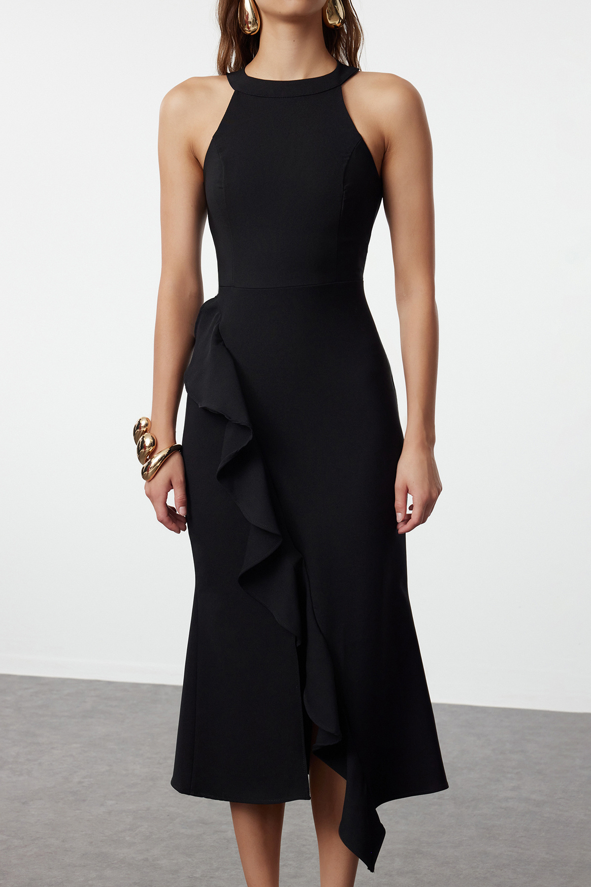 Trendyol Collection Czarna falbaniasta tkana elegancka wieczorowa sukienka na zakończenie szkoły TPRAW19BB0144