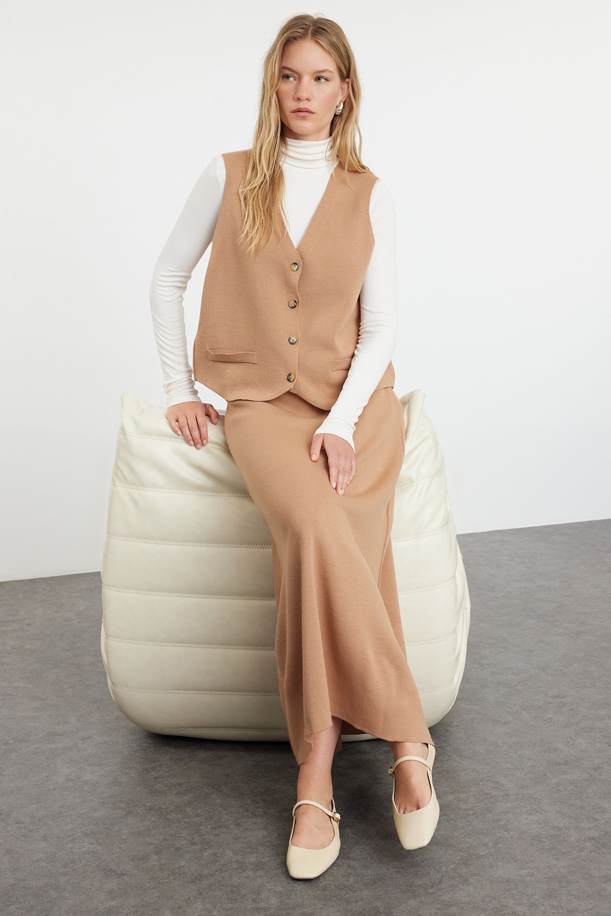 Trendyol Modest Camelowy Komplet Z Dzianinową Kamizelką I Spódnicą – Kobieta - L