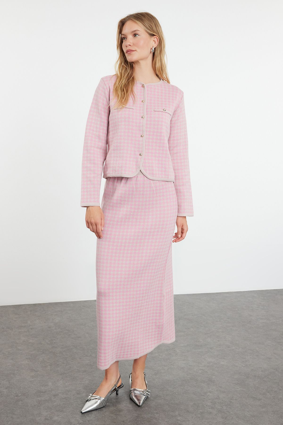 Trendyol Modest-Set tricotaje roz pentru partea de sus și de jos - model în carouri TCTAW25US00057 1