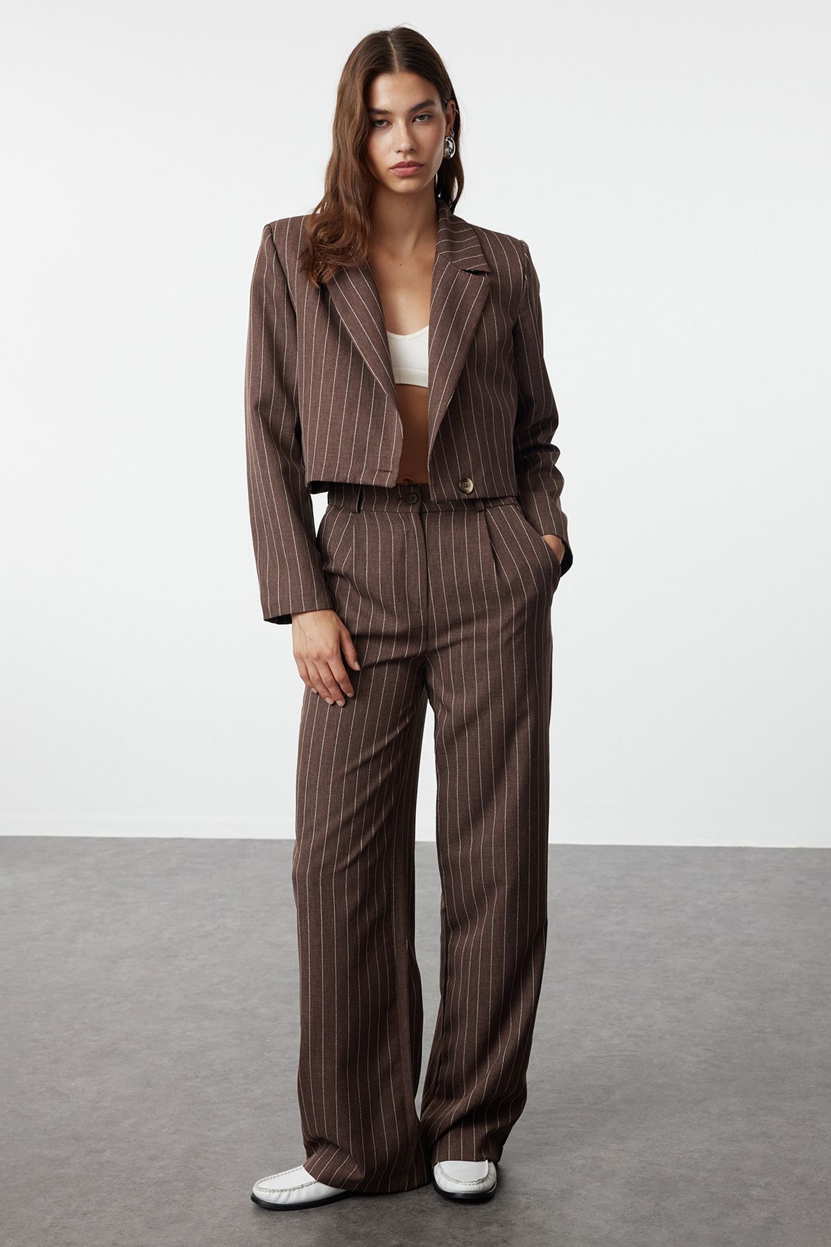 Trendyol Collection-Barna csíkos Regular Crop blézerkabát - TWOSS23BC00029 2
