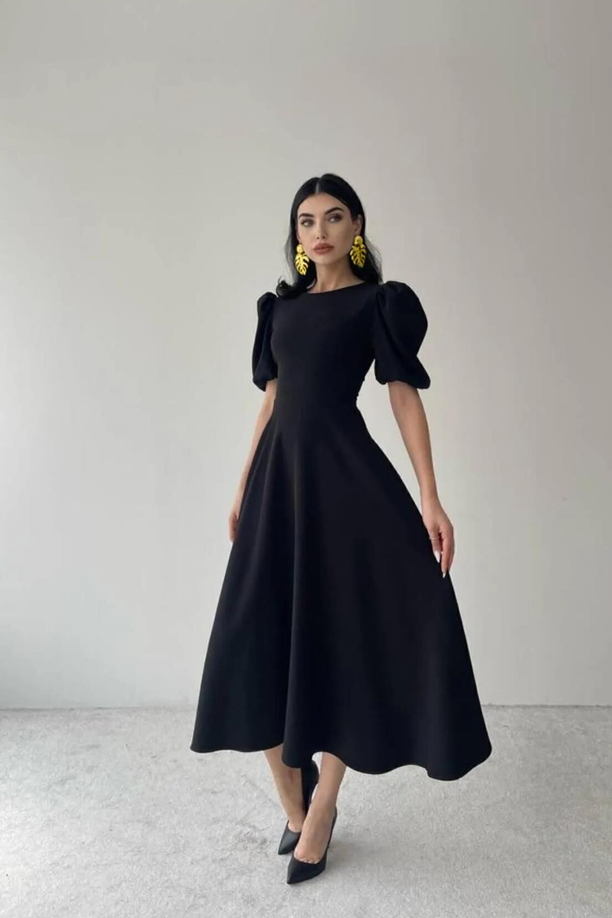 elle porte une robe avec un bras de pastèque