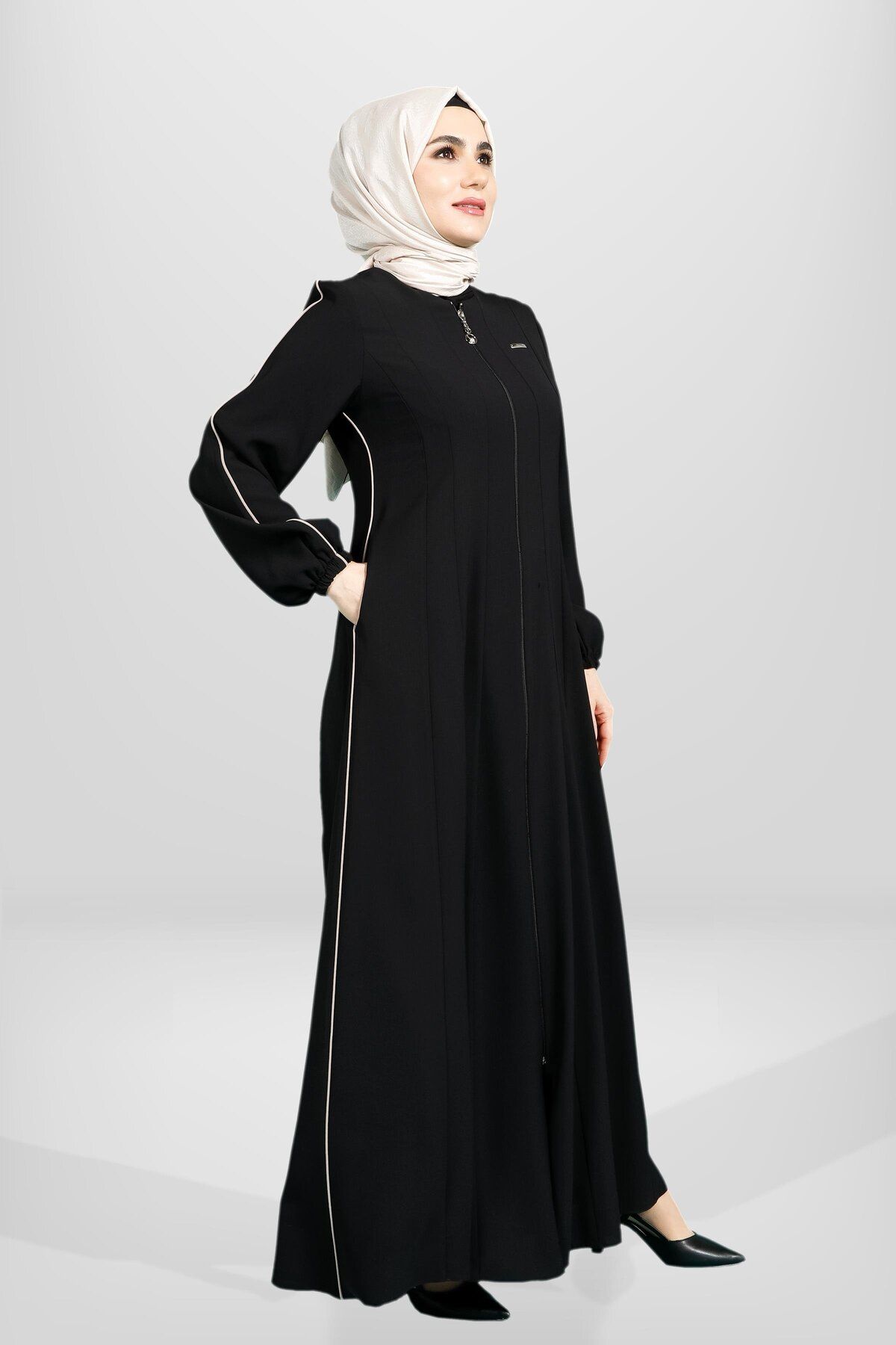 مانتو و عبای پوشیده زنانه پایه زیپ دار جیب جزئیات جانبی برش رنگ سیاه FERACE 3902 Beyza