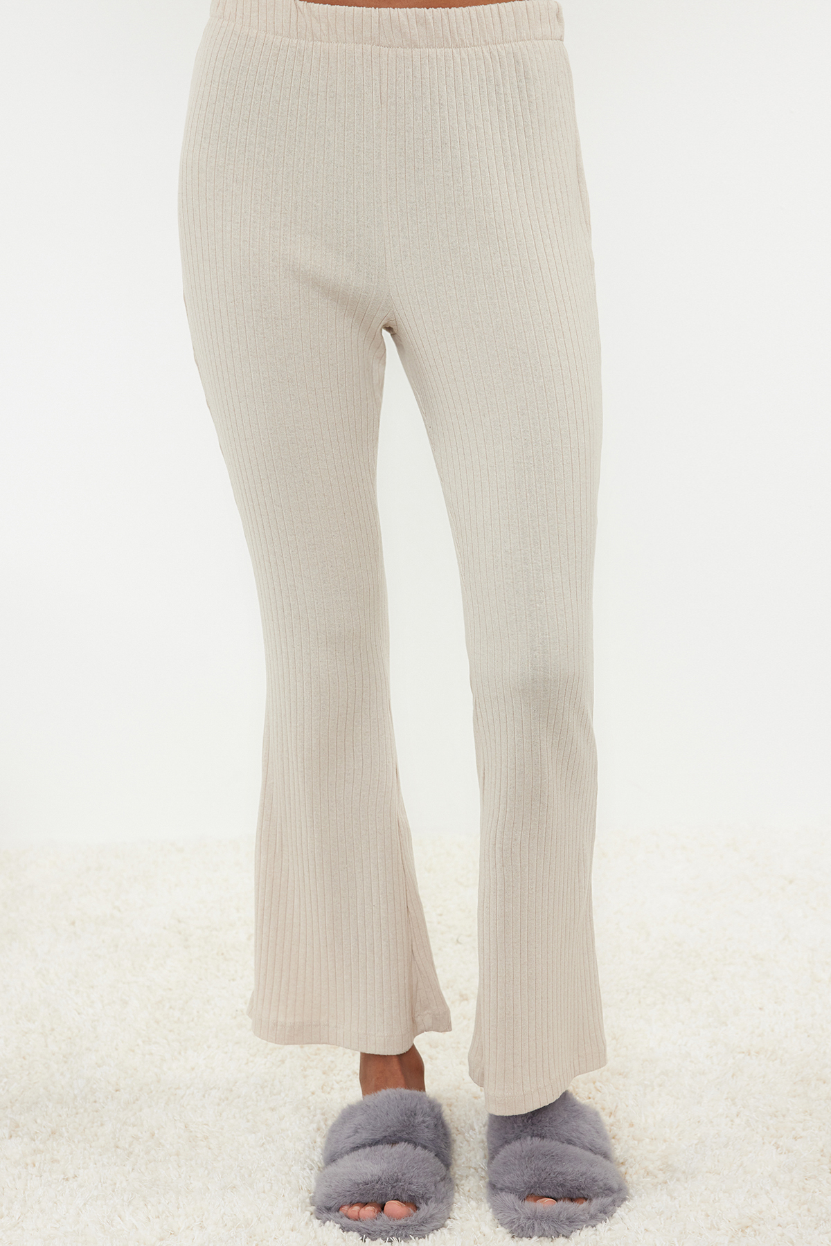 Trendyol Collection Beiges Pyjama-Set mit Stehkragen und Kordel - Overlock-Details THMAW25PT00030