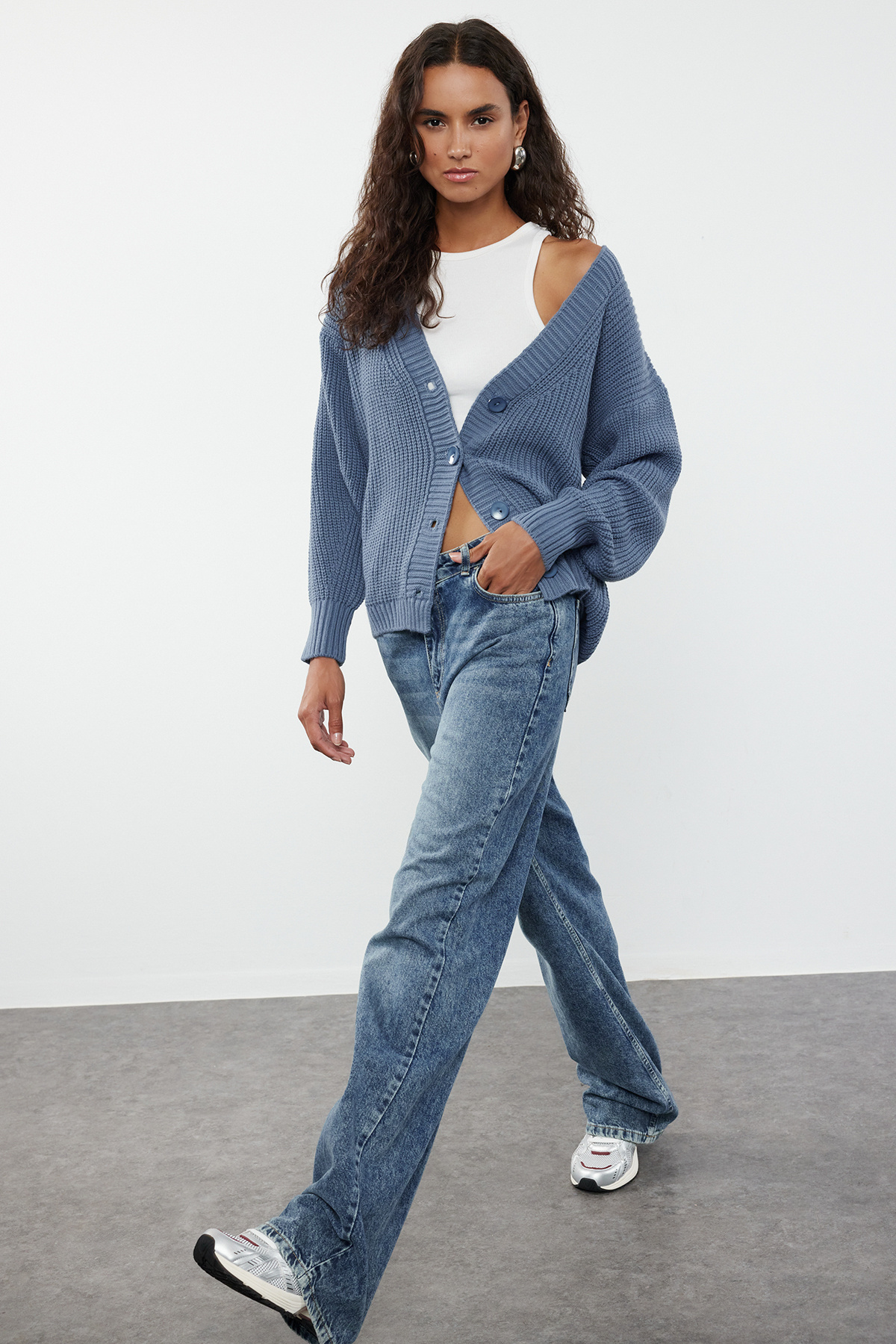 Trendyolmilla  Indigo Couple Basic V Yaka Triko Hırka TWOAW24HI00383 - Görsel 3