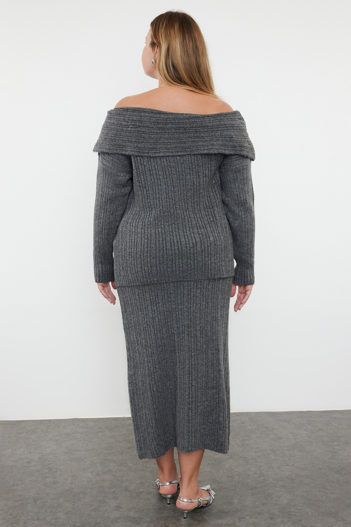 Trendyol Curve-Strickset mit Carmenkragen - Anthrazit TBBAW25CP00001 5