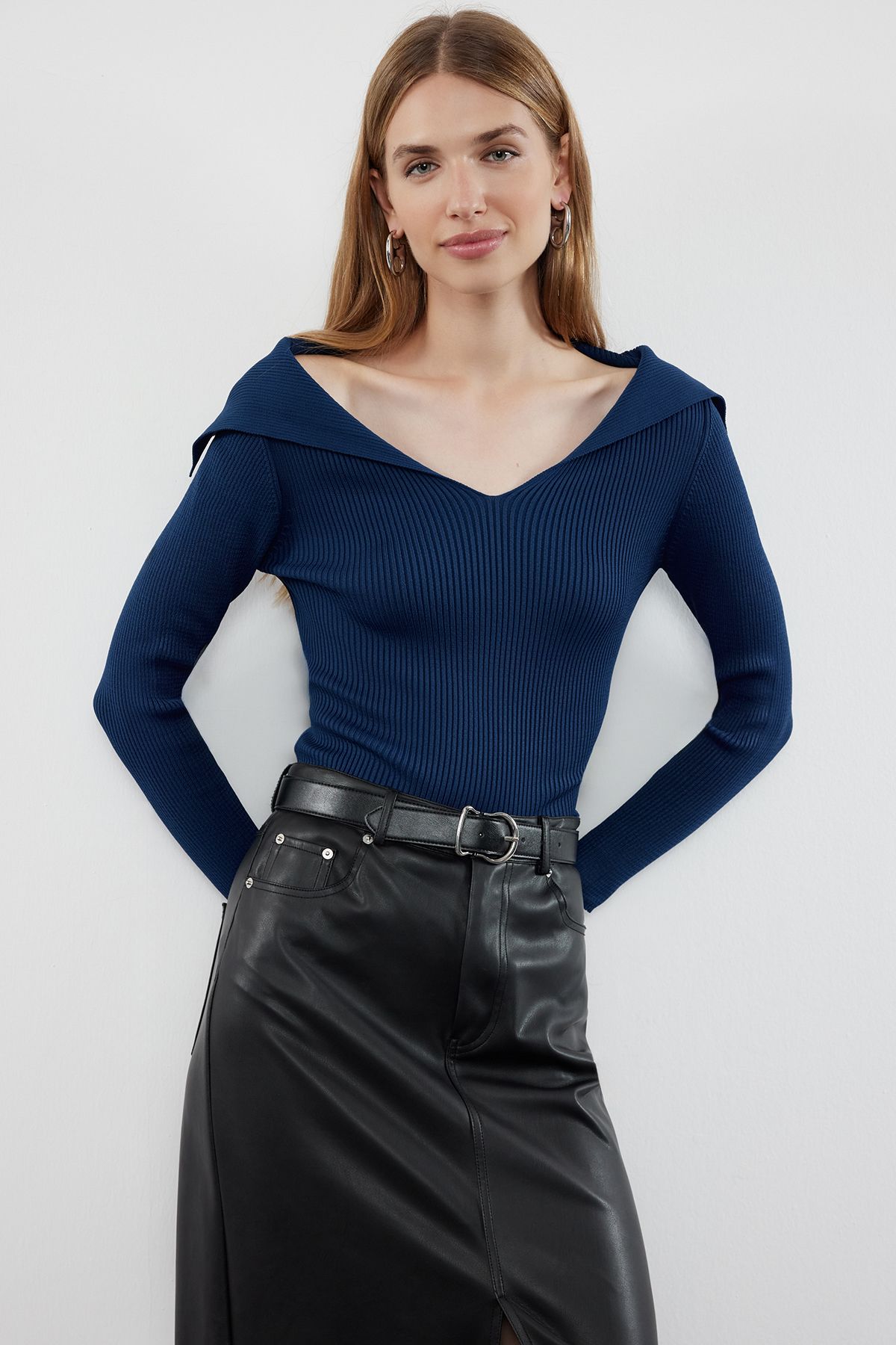 Trendyol Collection Granatowy Sweter Z Kołnierzykiem Carmen Kobieta - M