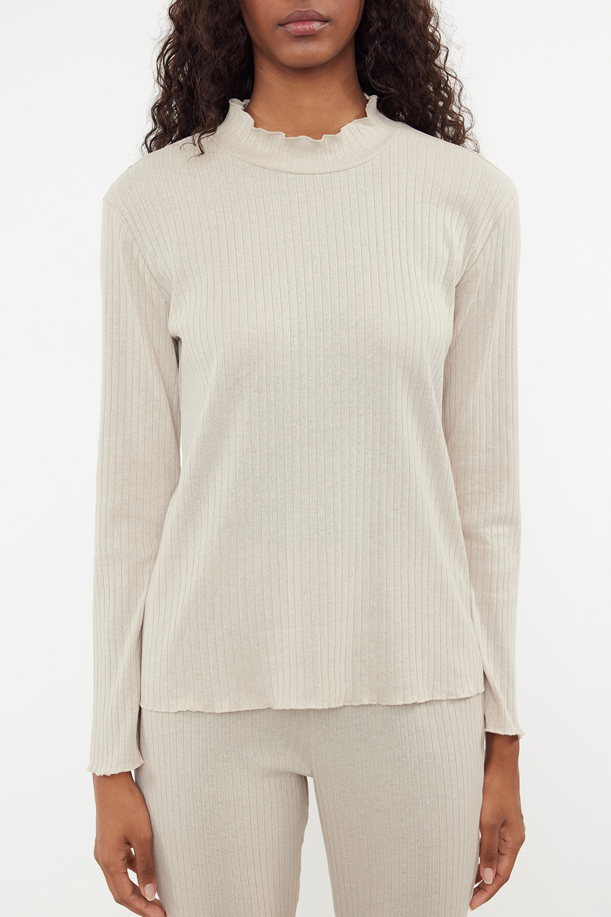 Trendyol Collection Beiges Pyjama-Set mit Stehkragen und Kordel - Overlock-Details THMAW25PT00030