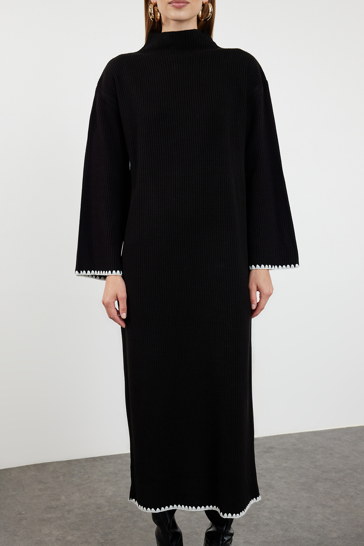 Trendyol Modest Langes schwarzes Strickkleid - Nahtdetail TCTAW25EB00001