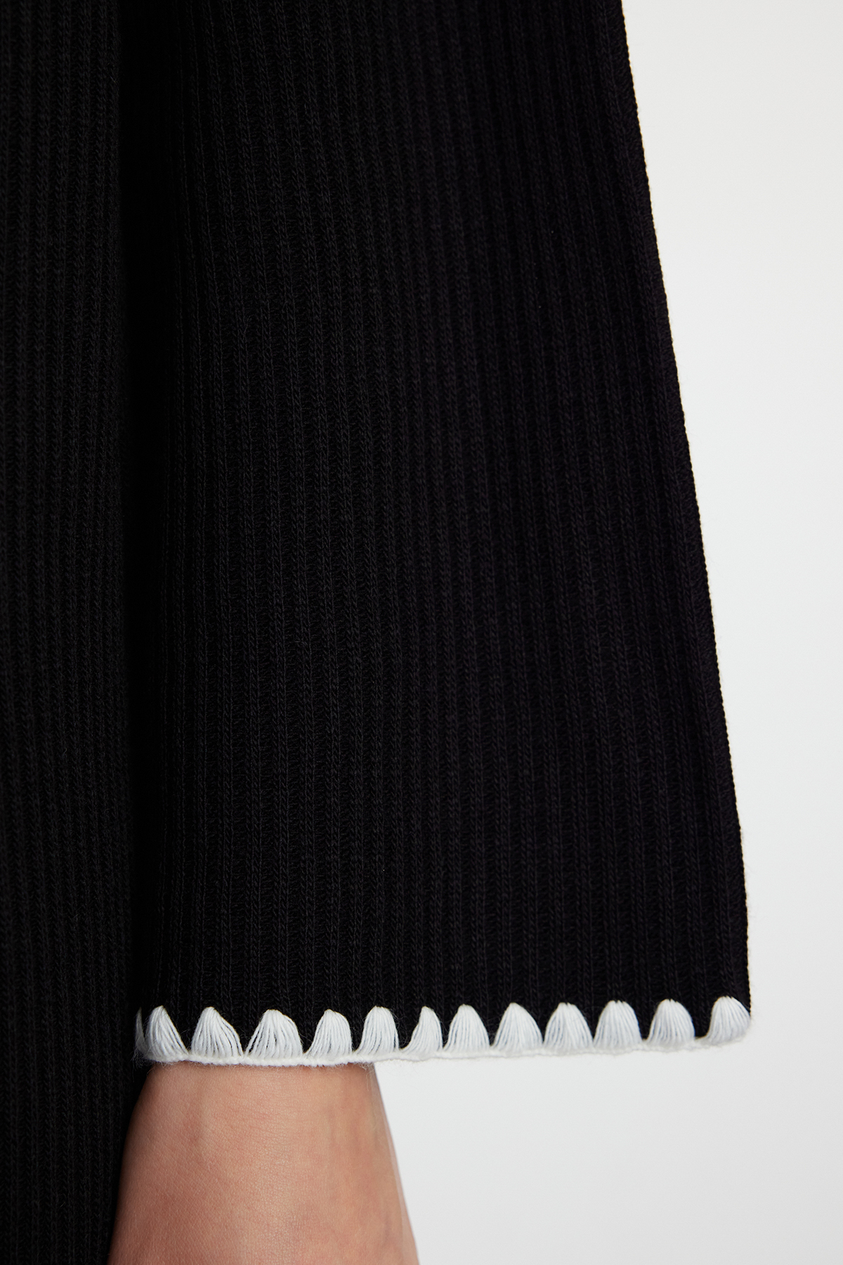 Trendyol Modest Langes schwarzes Strickkleid - Nahtdetail TCTAW25EB00001