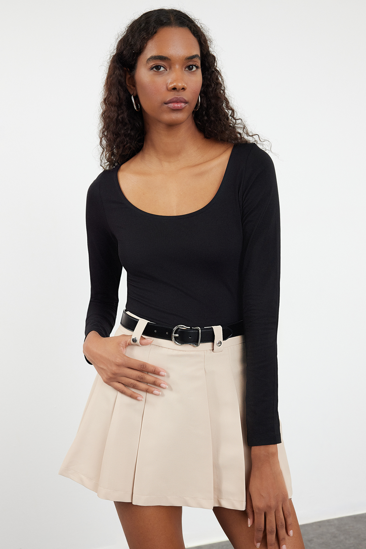 Trendyolmilla Siyah Havuz Yaka Fitted/Vücuda Oturan Örme Bluz TWOAW25BZ00025