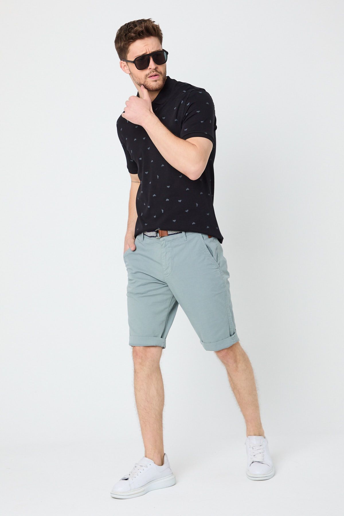 وایز شلوارک کاپری مردانه از جنس کتان دودی و فیت راحت با جیب‌های کناری و کمربند آزاد