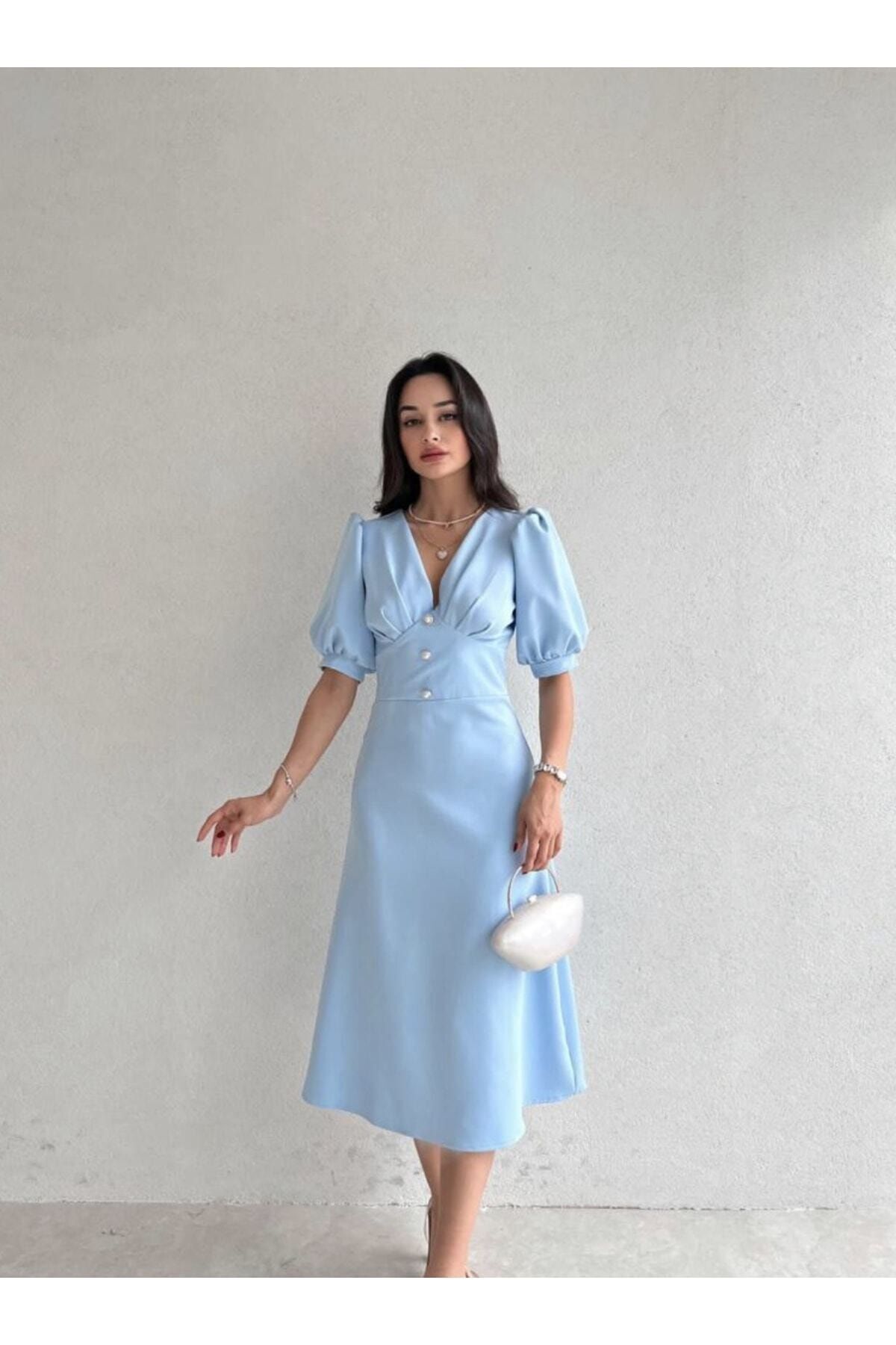 Afiş Butik Niebieska sukienka midi z perłowymi guzikami i krótkim rękawem