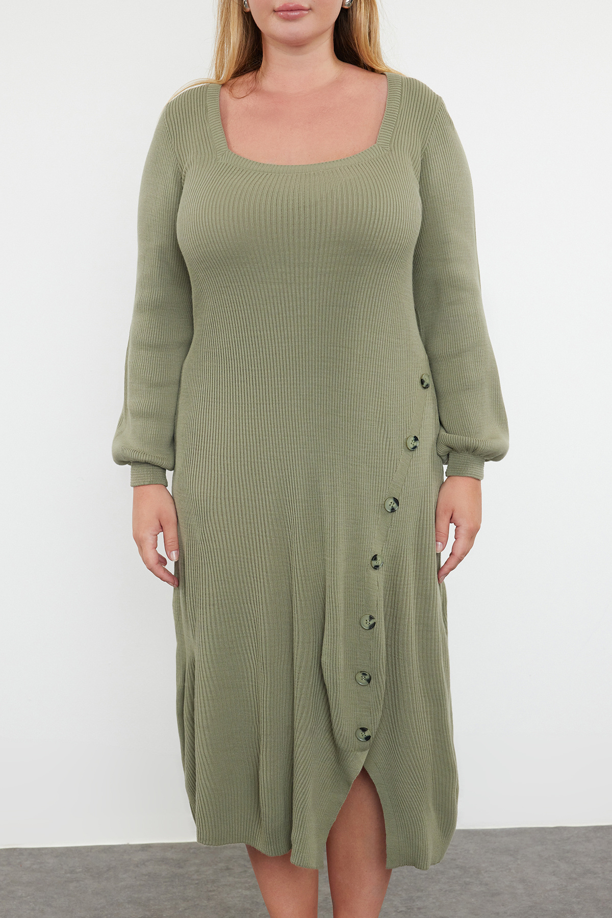 Trendyol Curve-فستان تريكو كاكي فاتح - تفاصيل أزرار وشق TBBAW24AH00009 3