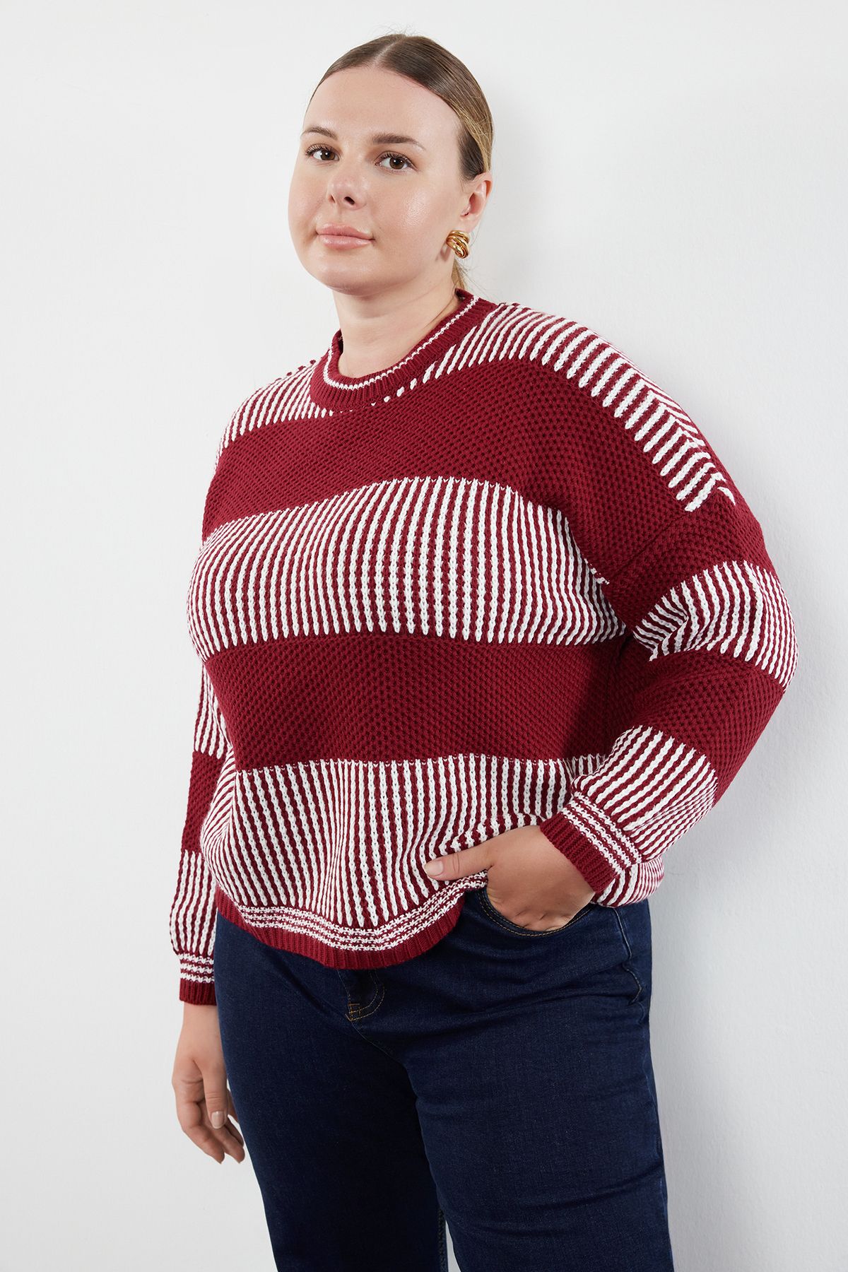 Trendyol Curve-Sweter w paski w kolorze czerwono-ecru z okrągłym dekoltem - TBBAW23AN00192 2