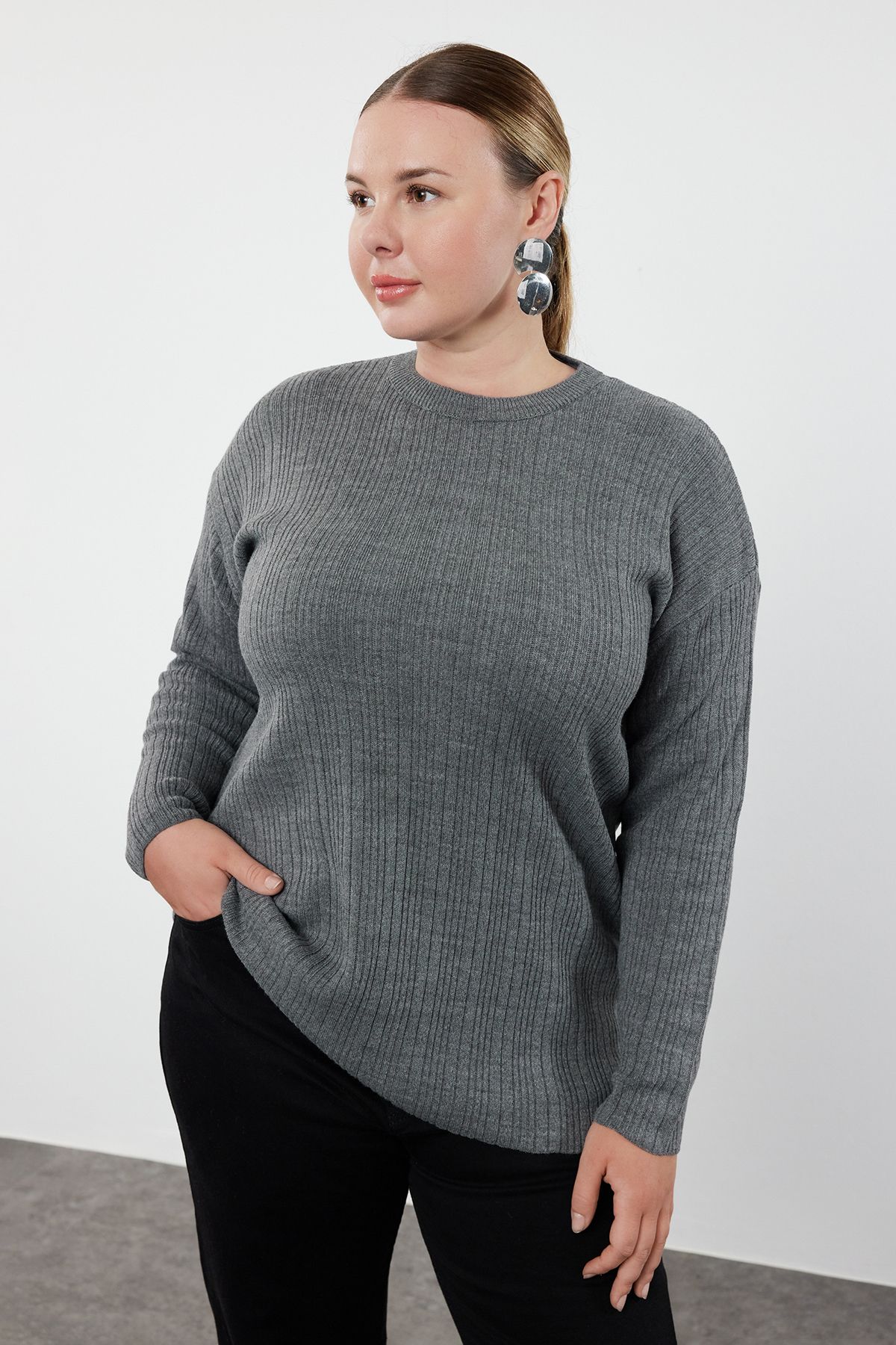 Trendyol Curve Antracytowy Sweter Z Dzianiny Ze Sznurkiem I Okrągłym Dekoltem - Kobieta - XL
