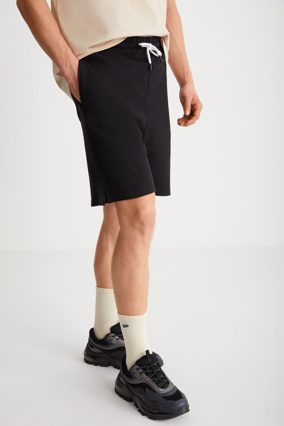 UNCERTAIN Erkek Comfort Fit Siyah Şort & Bermuda