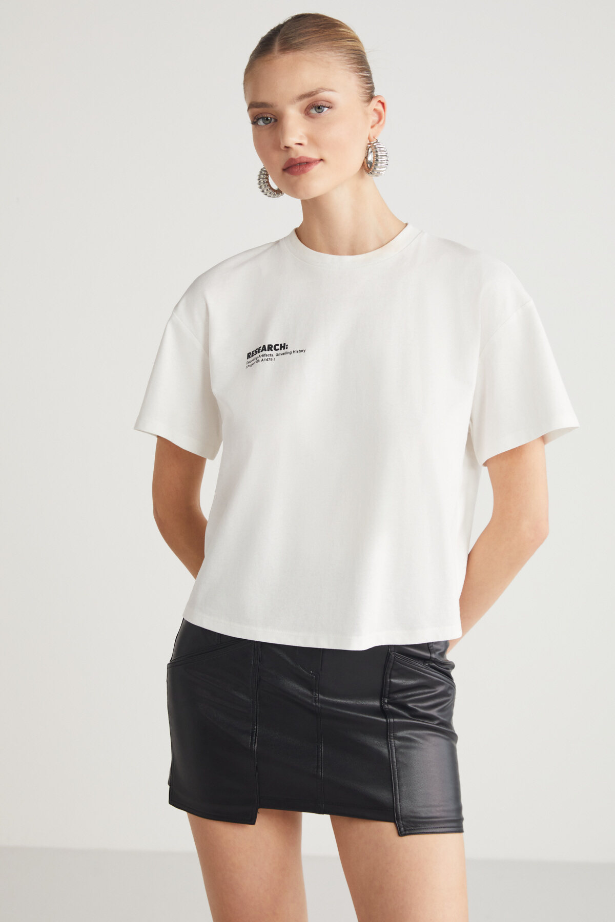 GRIMELANGE  Fına Kadın Sırt Baskı Detaylı Regular Fit Bisiklet Yakalı %100 Organik Pamuklu Ekru T-shirt - Görsel 2