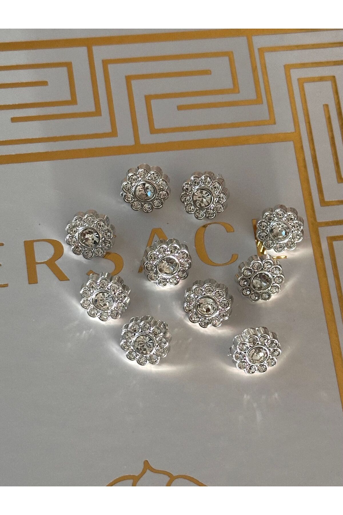 ODDA TASARIM ATÖLYESİ Ortası büyük kristal taş metalize gömlek düğmesi