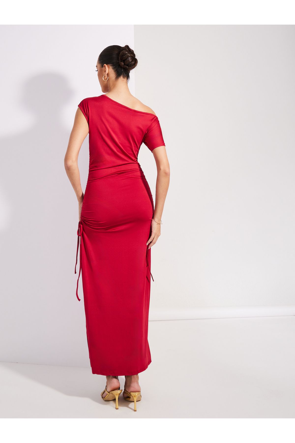 Styli-Ruched Side Asymmetric Neck Bodycon Maxi Dress 4
