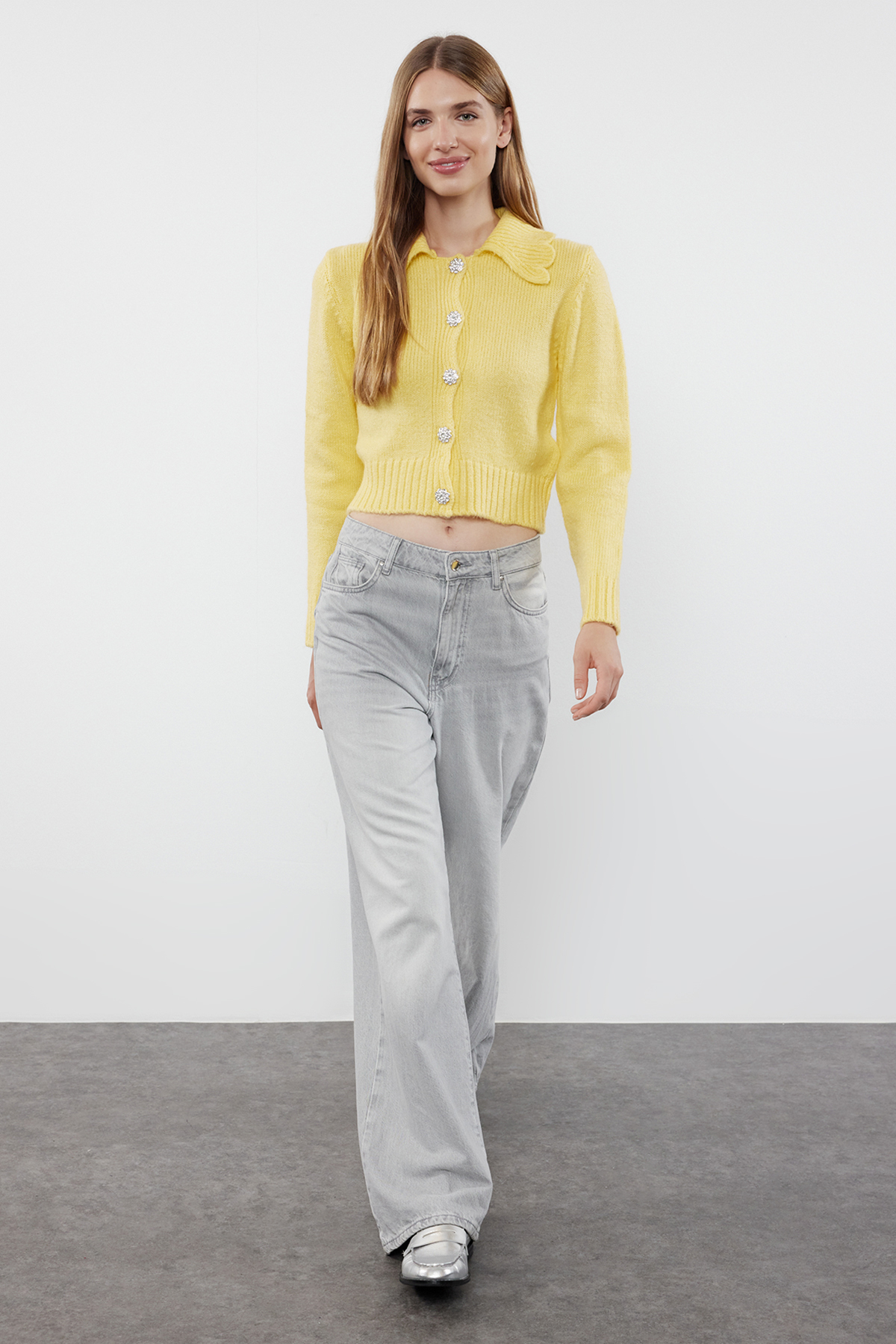 Trendyolmilla  Sarı Crop Yumuşak Dokulu Mücevher Düğmeli Triko Hırka TWOAW25HI00098 - Görsel 2