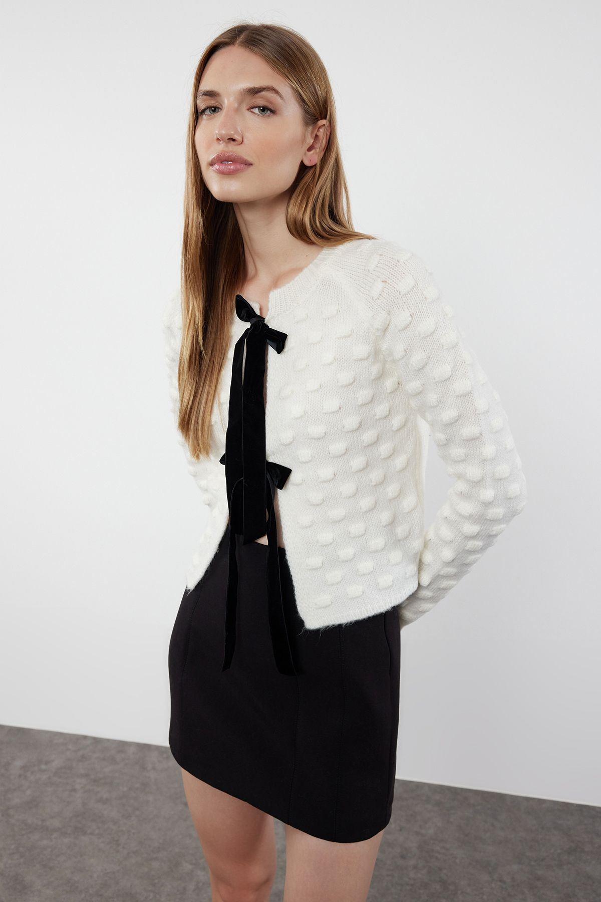 Trendyol Collection Ecru Crop Strickjacke Mit Weichem, Strukturiertem Band/schleife-detail für Damen - S