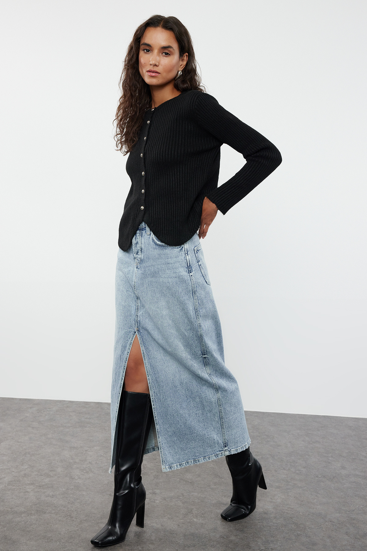 Trendyolmilla  Siyah Bisiklet Yaka Ceket Görünümlü Yumuşak Dokulu Triko Hırka TWOAW25HI00172 - Görsel 2