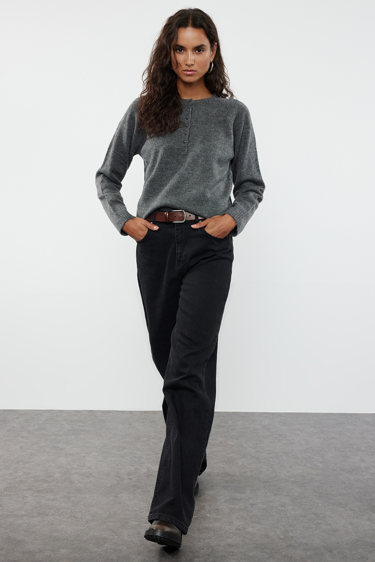 Trendyolmilla  Antrasit Yumuşak Dokulu Düğme Detaylı Triko Kazak TWOAW25KZ00103 - Görsel 2