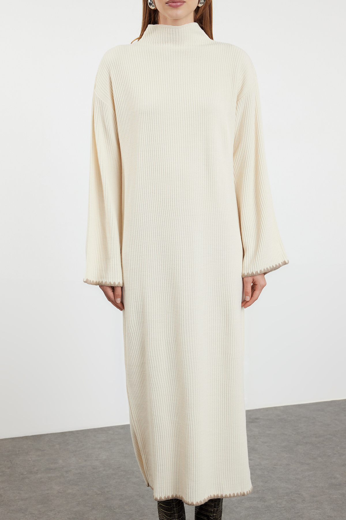 Trendyol Modest Dlouhé béžové úpletové šaty - Detail prošívání TCTAW25EB00001