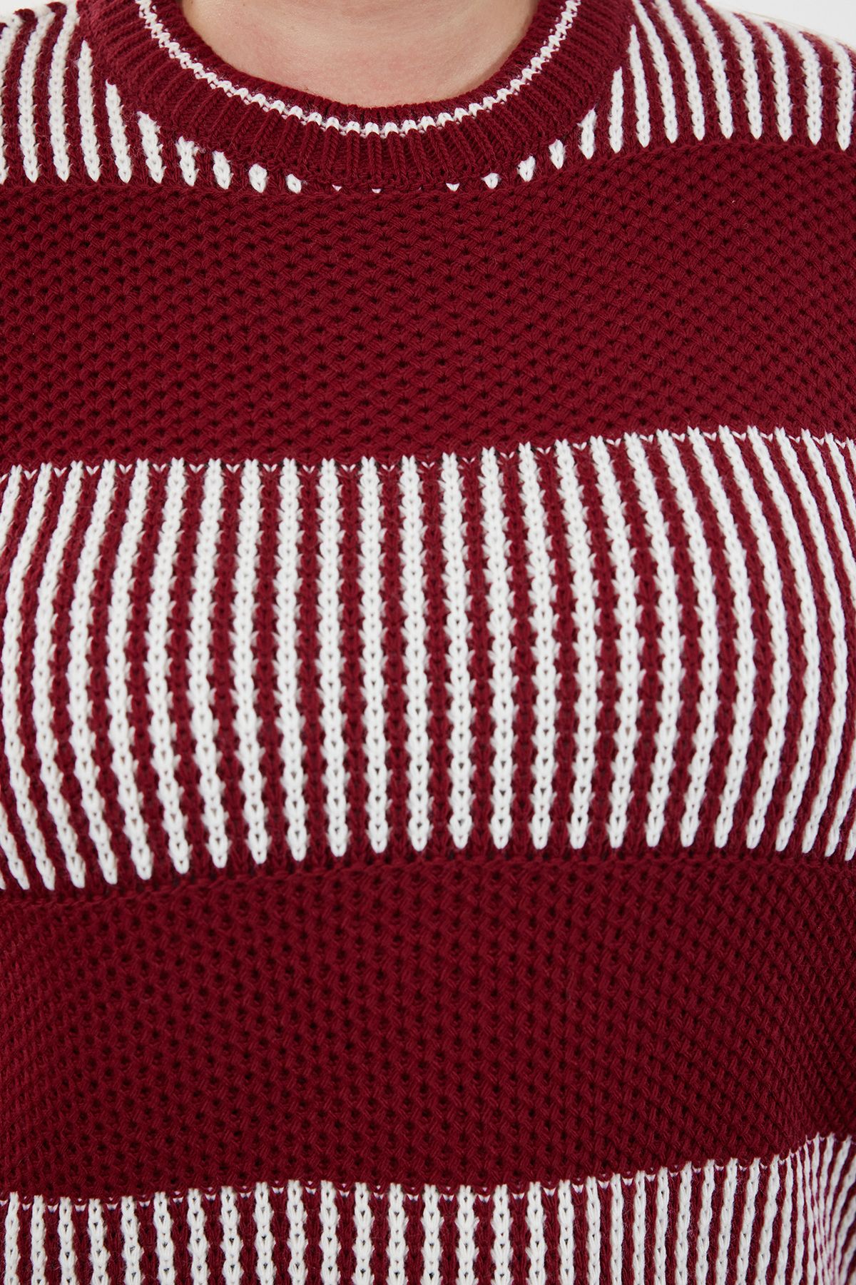 Trendyol Curve-Sweter w paski w kolorze czerwono-ecru z okrągłym dekoltem - TBBAW23AN00192 4