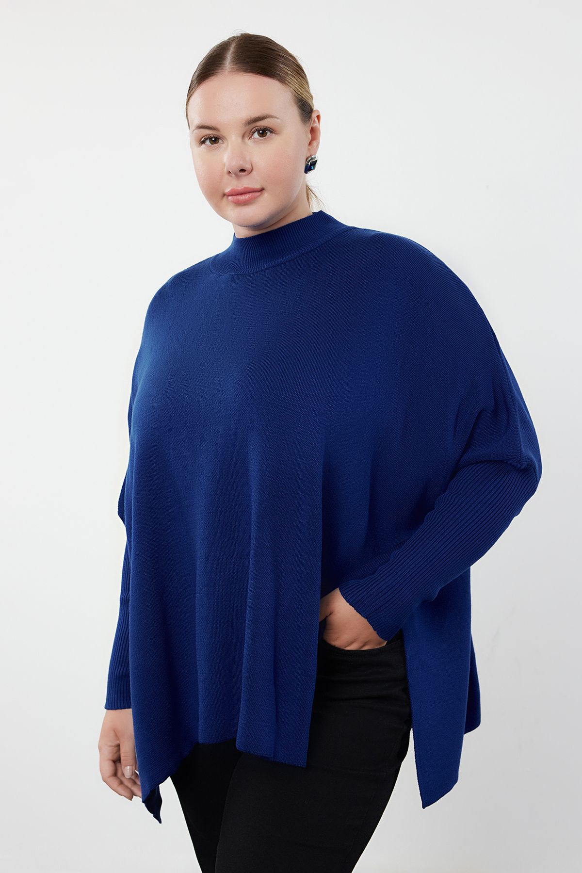 Trendyol Curve Granatowy Sweter Relax Fit Knitwear - Kołnierz Stójka I Rozcięcie Tbbaw24an00032 Kobieta - 2XL