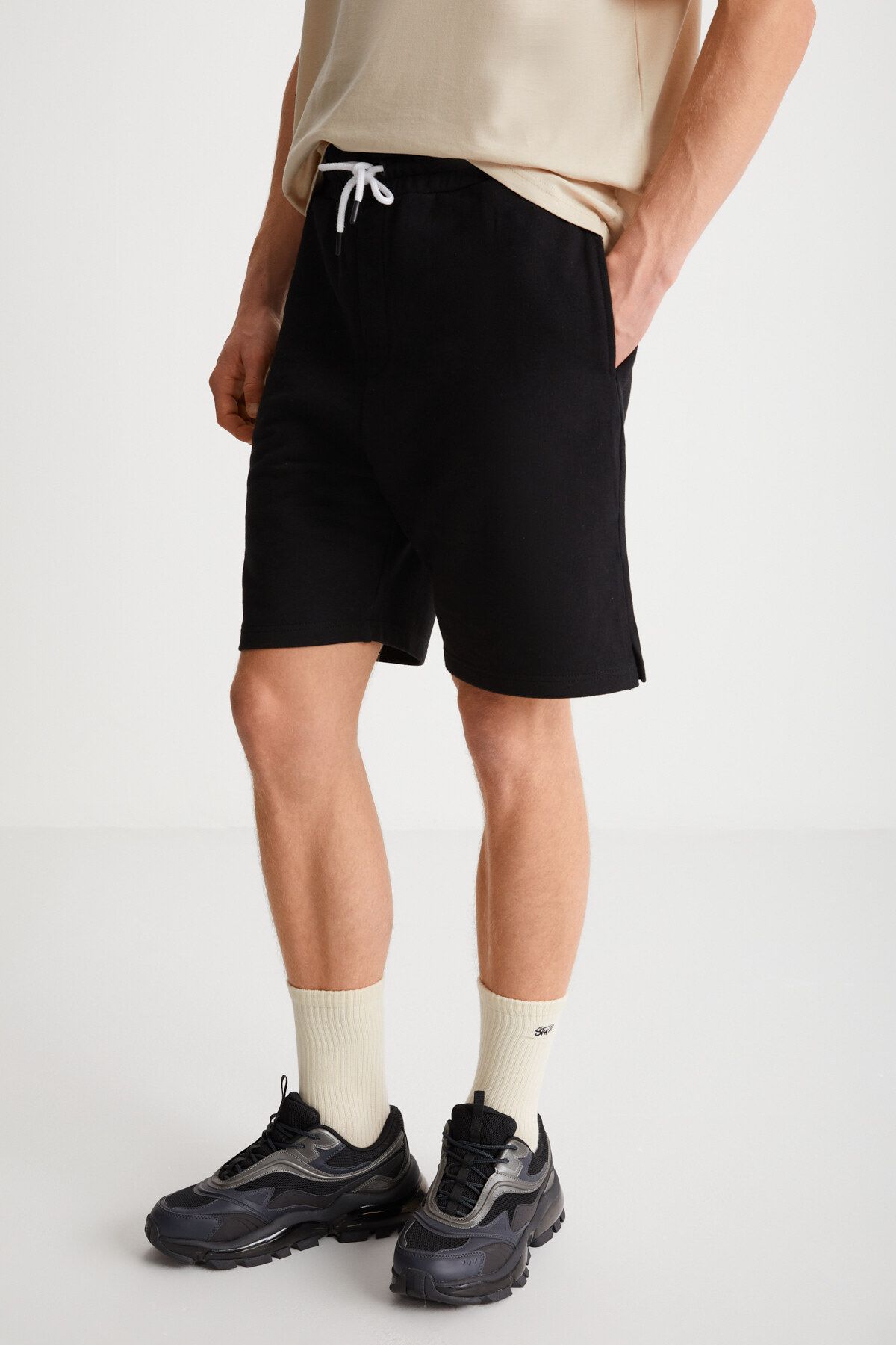 UNCERTAIN Erkek Comfort Fit Siyah Şort & Bermuda