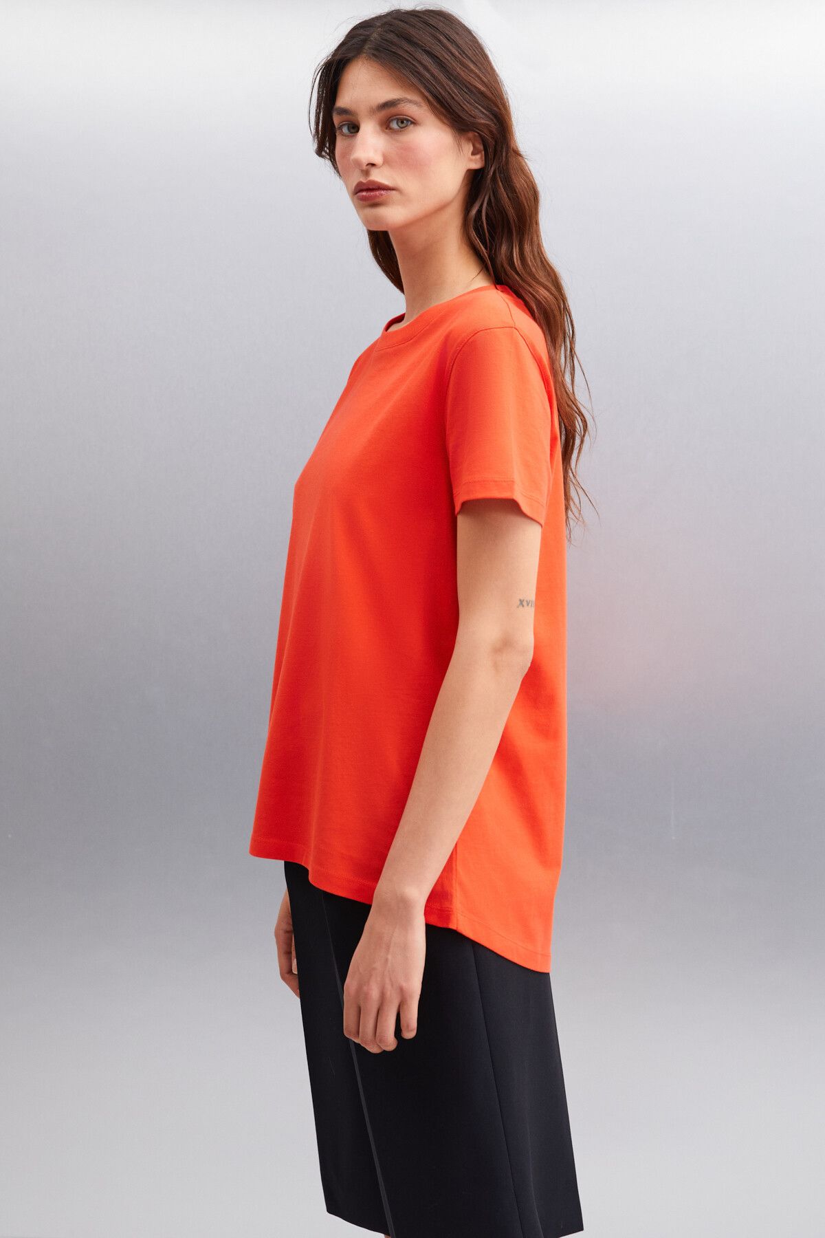 GRIMELANGE-Samantha Damen – 100 % Bio-Baumwolle, bequeme Passform, rotes Strick-T-Shirt mit langem Rücken 4