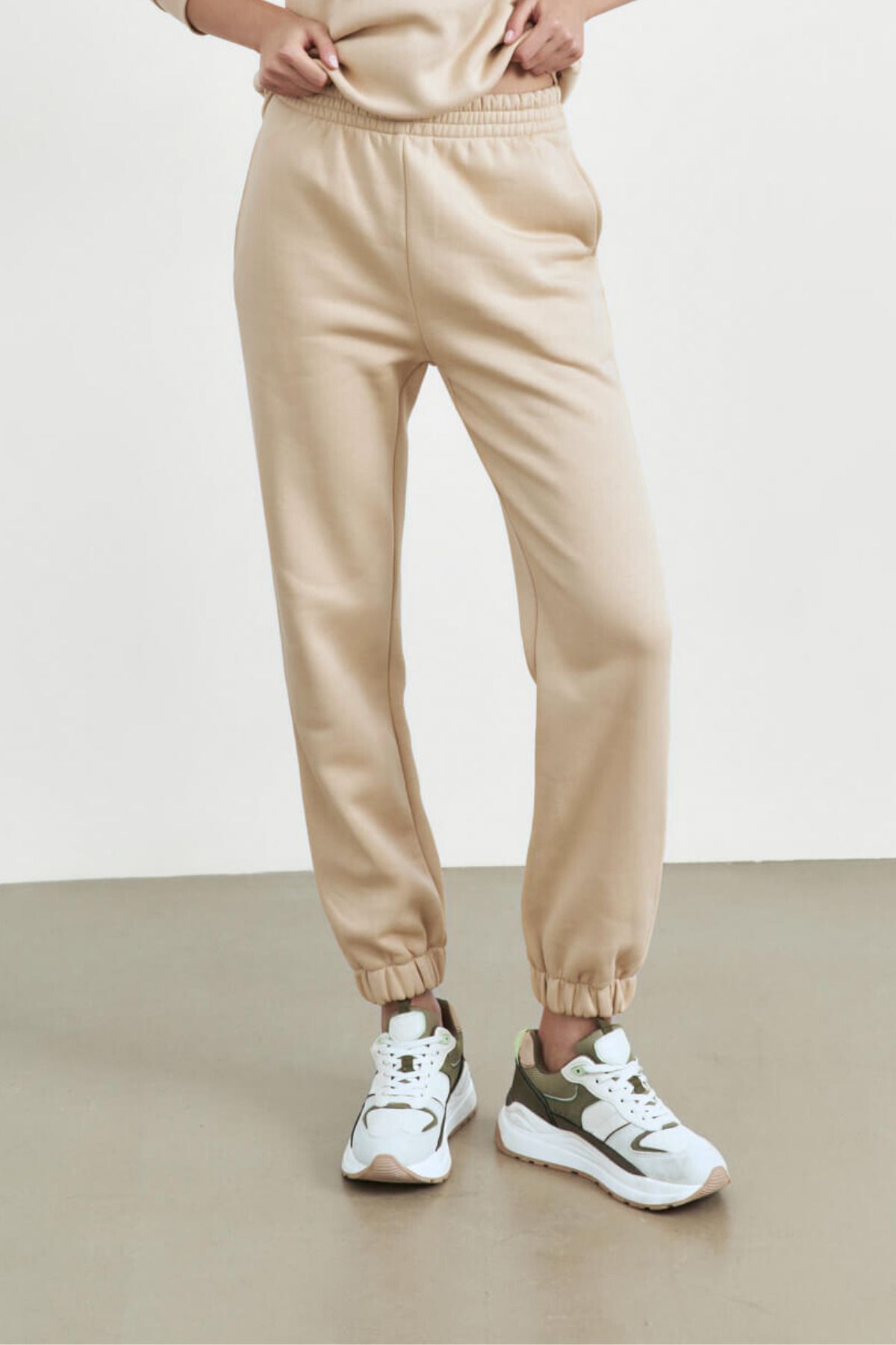 Women's Raised Elastic Waist 3 Thread Joggers with Pockets