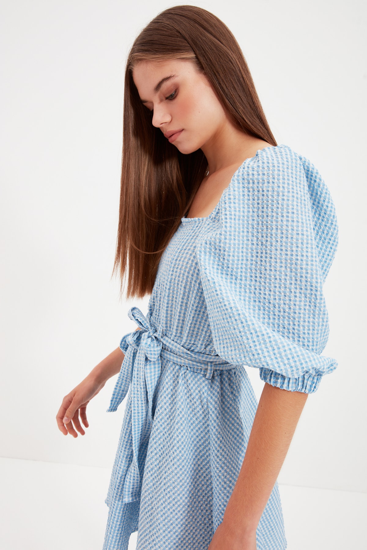 Trendyolmilla  Mavi Kareli Belden Açılan Kare Yaka Mini Dokuma Elbise TWOAW22EL0051 - Görsel 4