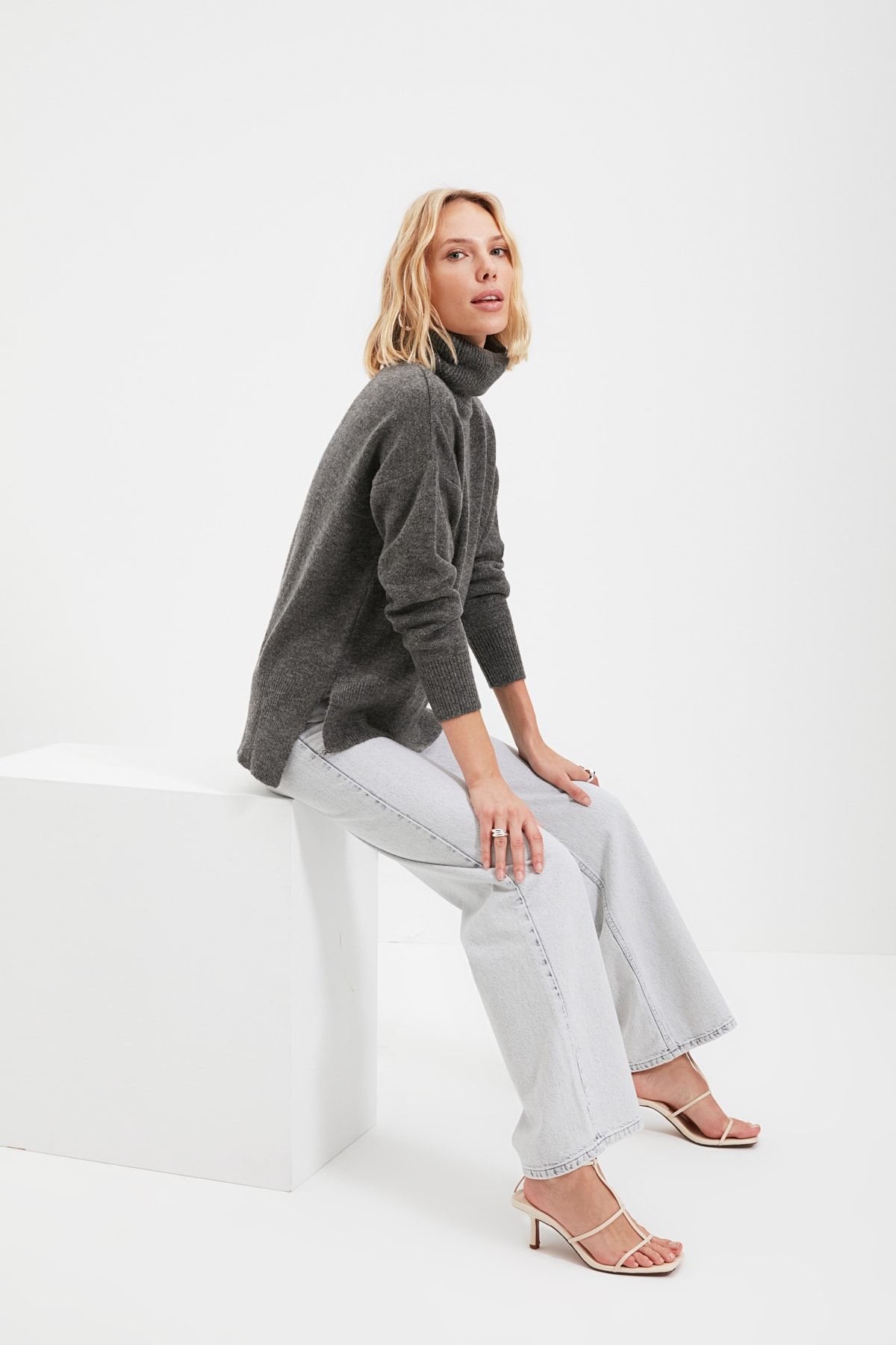 Trendyol Collection-Anthrazitfarbener Rollkragenpullover mit weicher Struktur TWOAW20XS0026 10