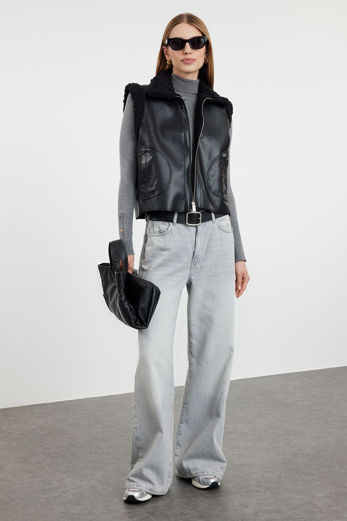 Trendyol Collection-Schwarze Winterweste aus Kunstleder mit Plüschdetails in normaler Passform TWOAW25YE00038 2