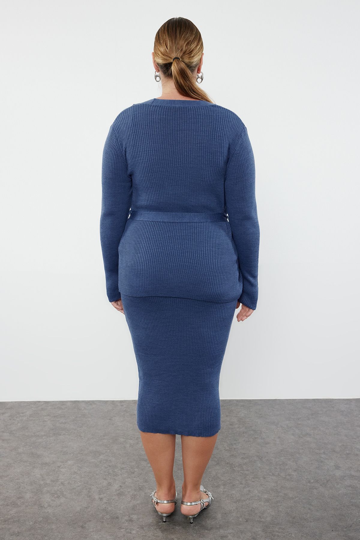 Trendyol Collection-Indigofarbenes, geripptes, mittelgroßes 2-teiliges Strick-Cardigan-Kleid in Übergröße und Umstandsstrickkleid TBBAW24AH00016 5