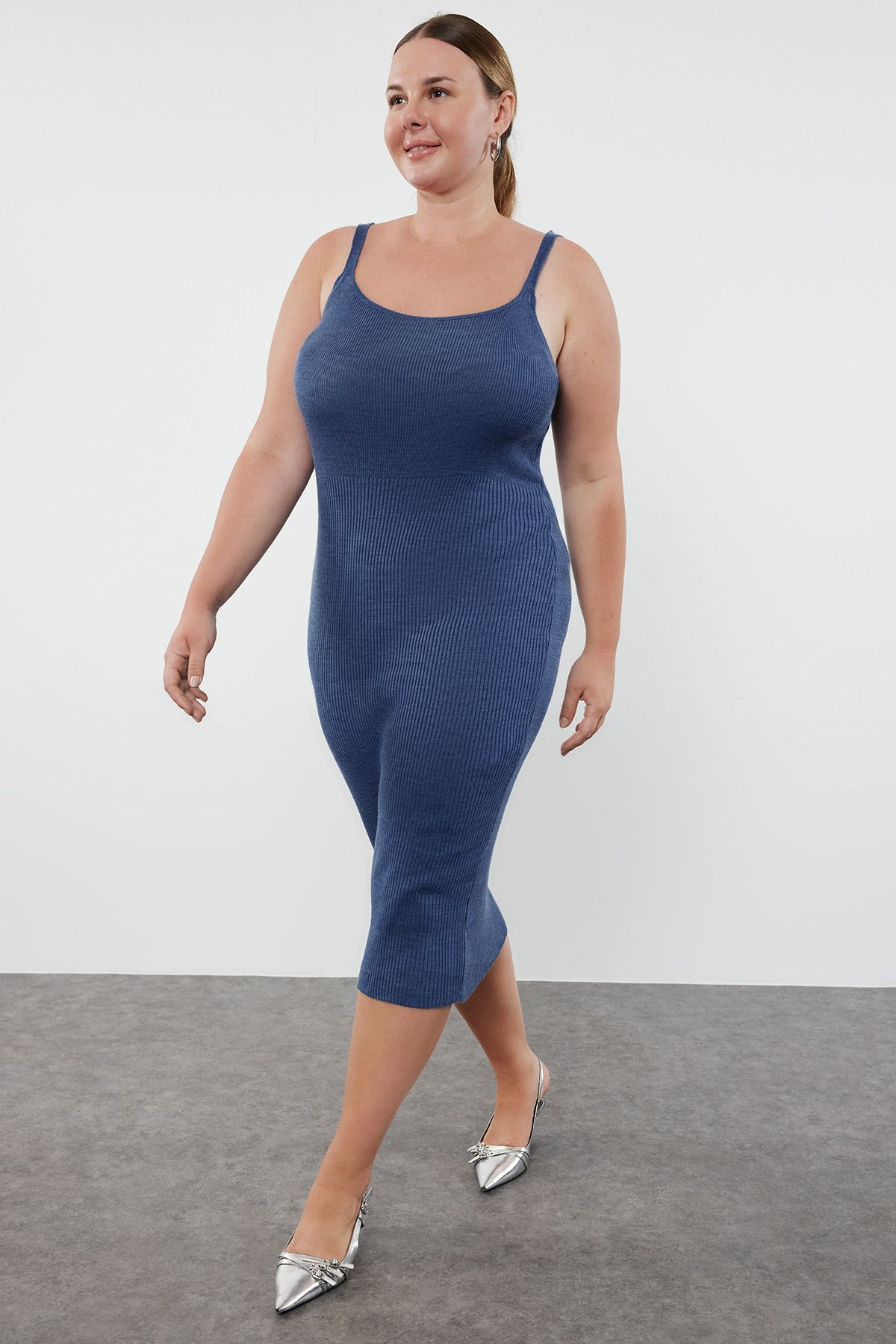 Trendyol Collection-Indigofarbenes, geripptes, mittelgroßes 2-teiliges Strick-Cardigan-Kleid in Übergröße und Umstandsstrickkleid TBBAW24AH00016 10