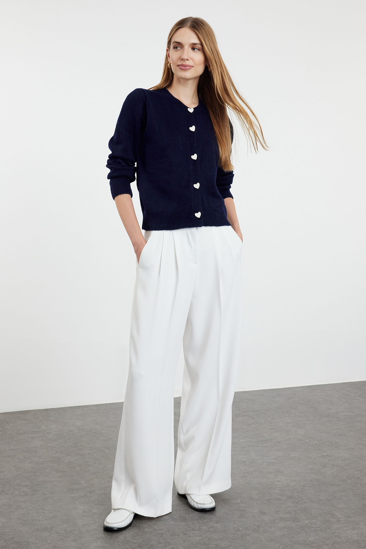 Trendyolmilla  Lacivert Yumuşak Dokulu Mücevher Düğmeli Ceket Görünümlü Triko Hırka TWOAW22HI0044 - Görsel 2