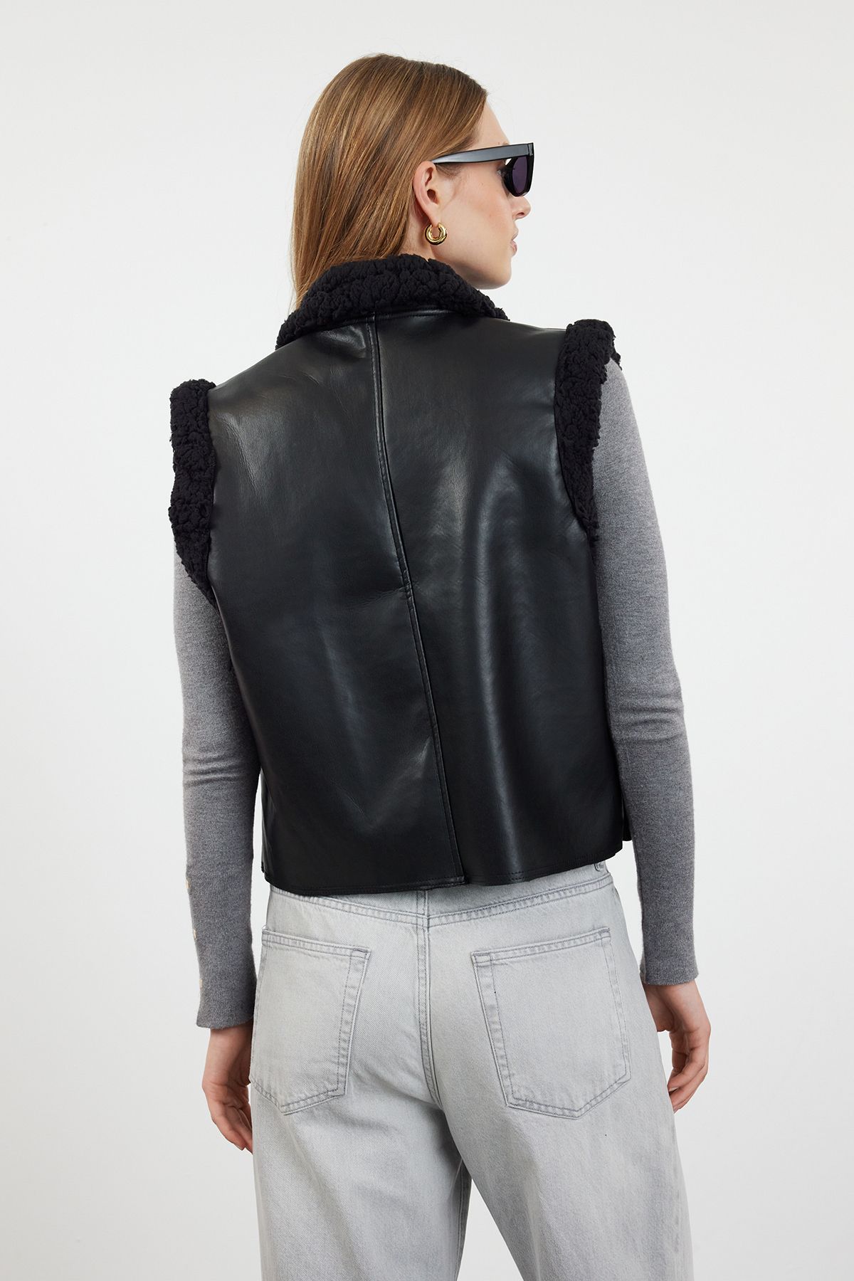 Trendyol Collection-Schwarze Winterweste aus Kunstleder mit Plüschdetails in normaler Passform TWOAW25YE00038 5