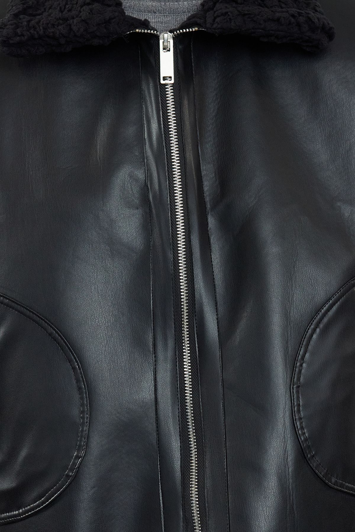 Trendyol Collection-Schwarze Winterweste aus Kunstleder mit Plüschdetails in normaler Passform TWOAW25YE00038 3