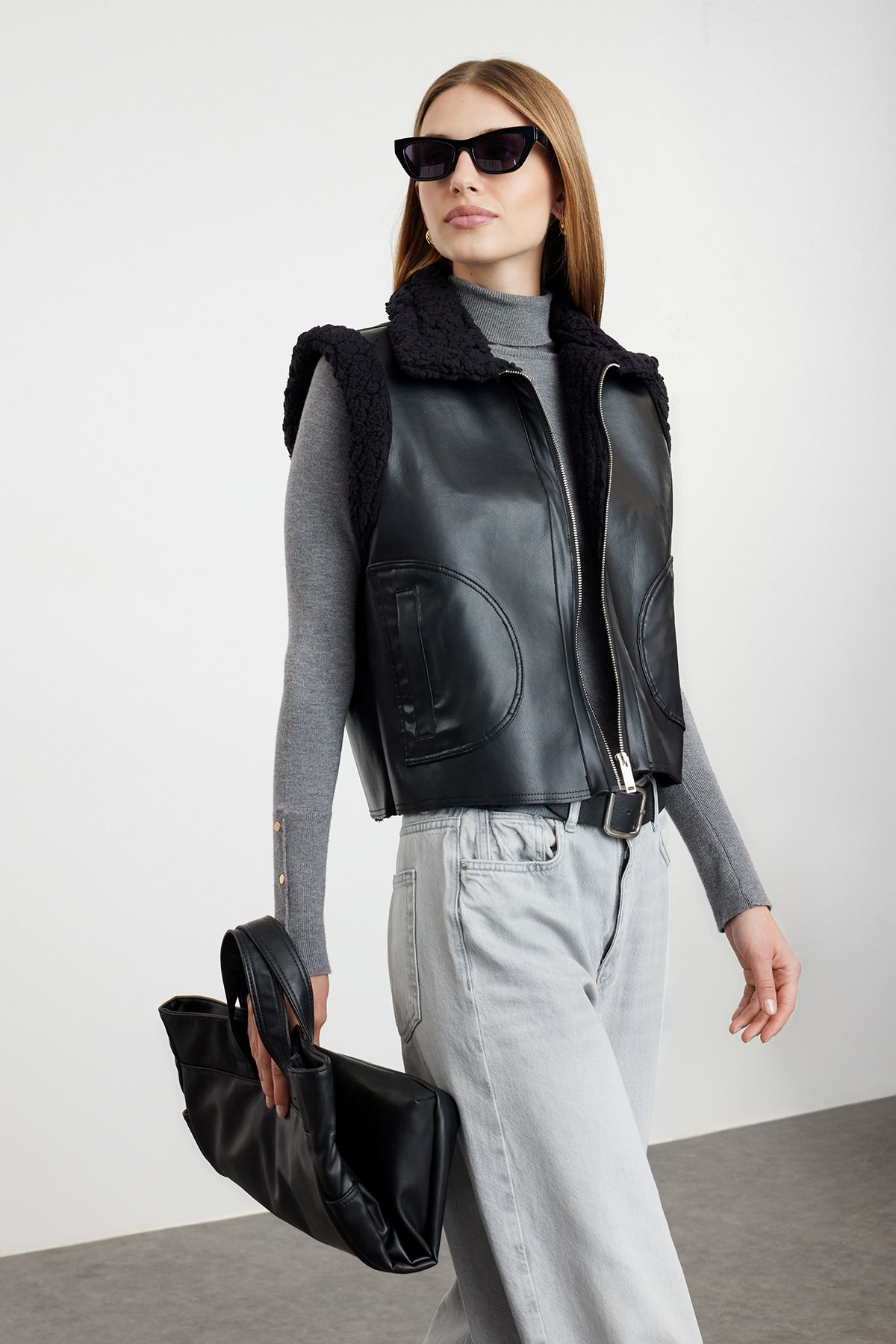 Trendyol Collection-Schwarze Winterweste aus Kunstleder mit Plüschdetails in normaler Passform TWOAW25YE00038 1