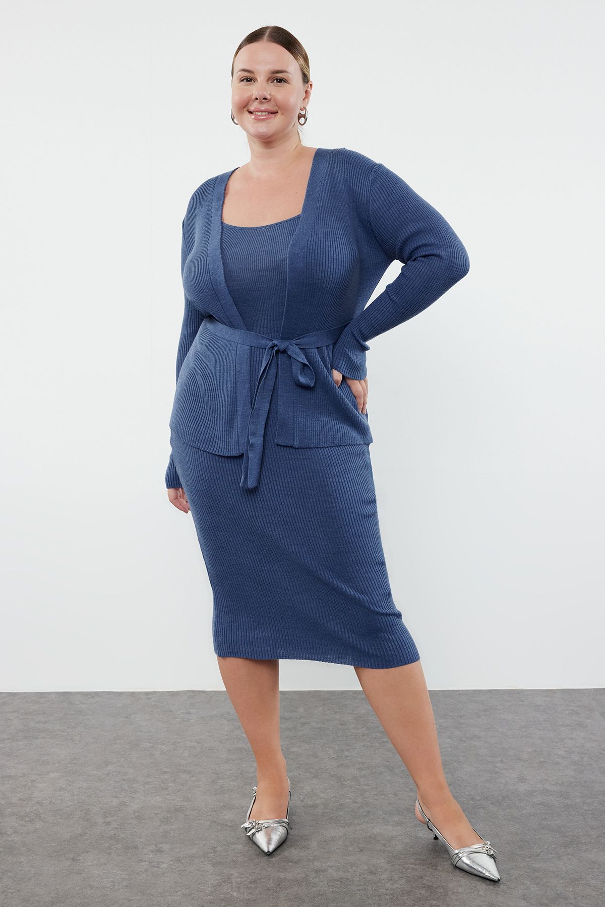 Trendyol Collection-Indigofarbenes, geripptes, mittelgroßes 2-teiliges Strick-Cardigan-Kleid in Übergröße und Umstandsstrickkleid TBBAW24AH00016 1