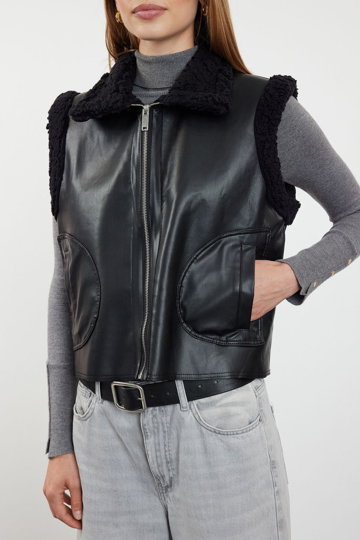 Trendyol Collection-Schwarze Winterweste aus Kunstleder mit Plüschdetails in normaler Passform TWOAW25YE00038 4
