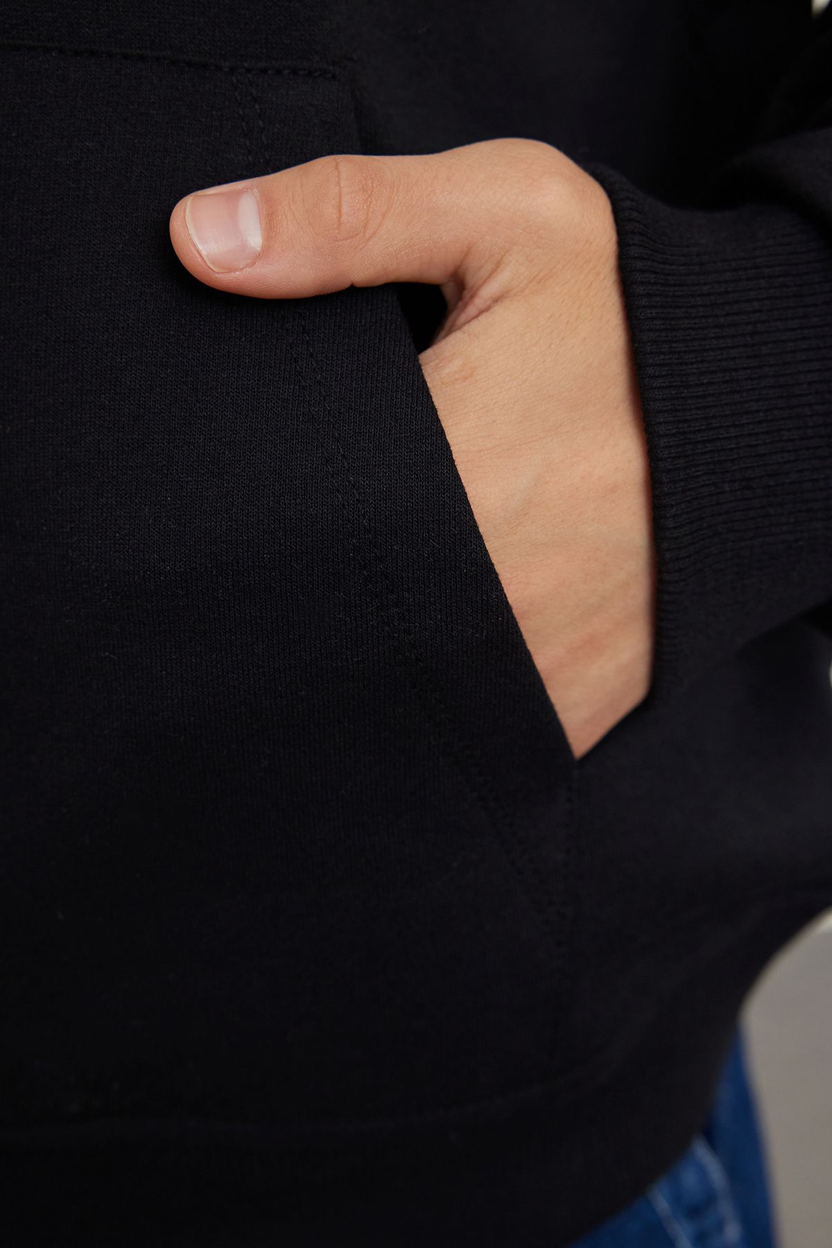 Trendyol Collection-Übergroßes schwarzes Fleece-Sweatshirt mit Kapuze - TMNAW23sw00195 4