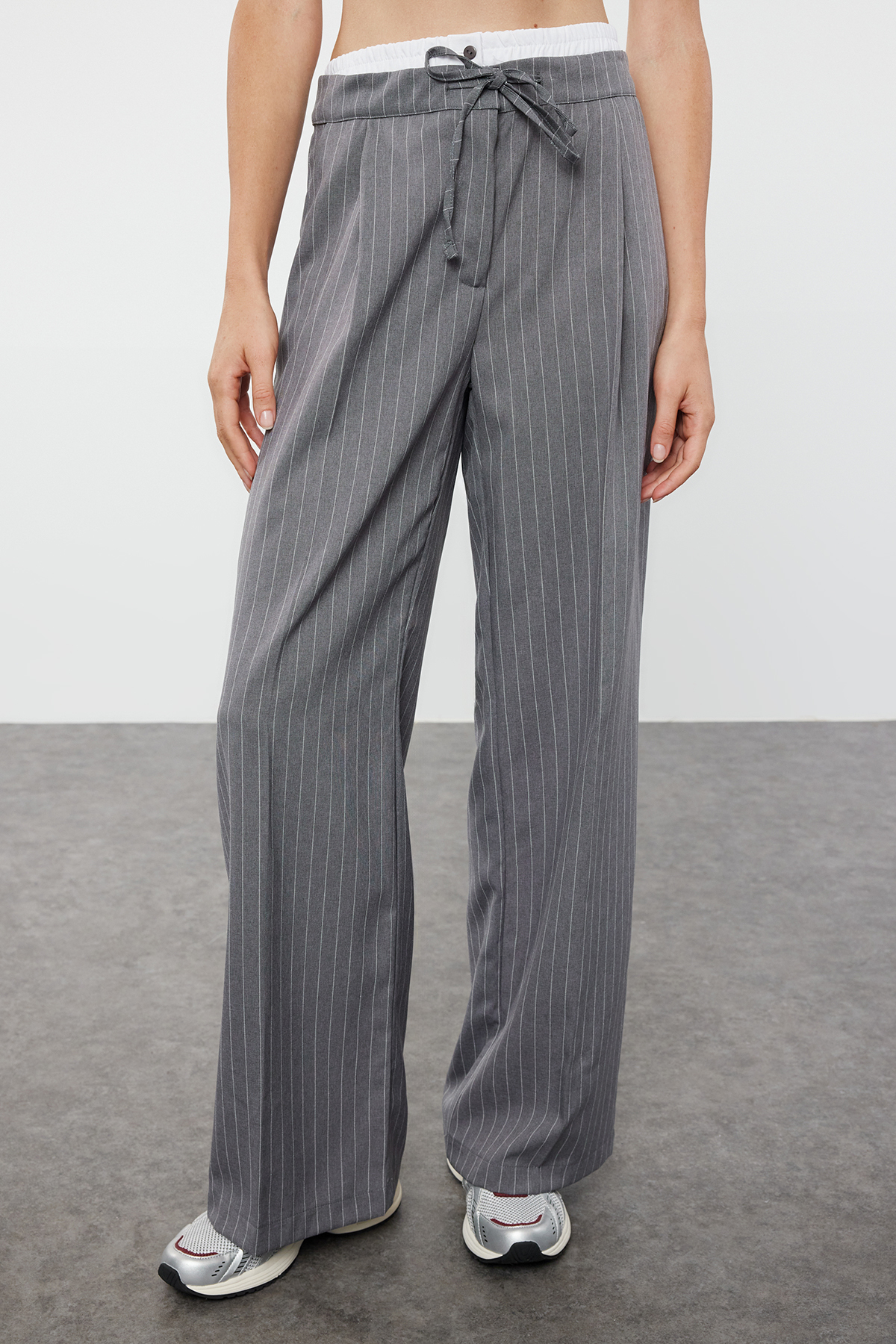 Trendyolmilla  Gri Boxer Detalı Wide Leg/Geniş Paça Dokuma Kumaş Pantolon TWOAW25PL00014 - Görsel 3