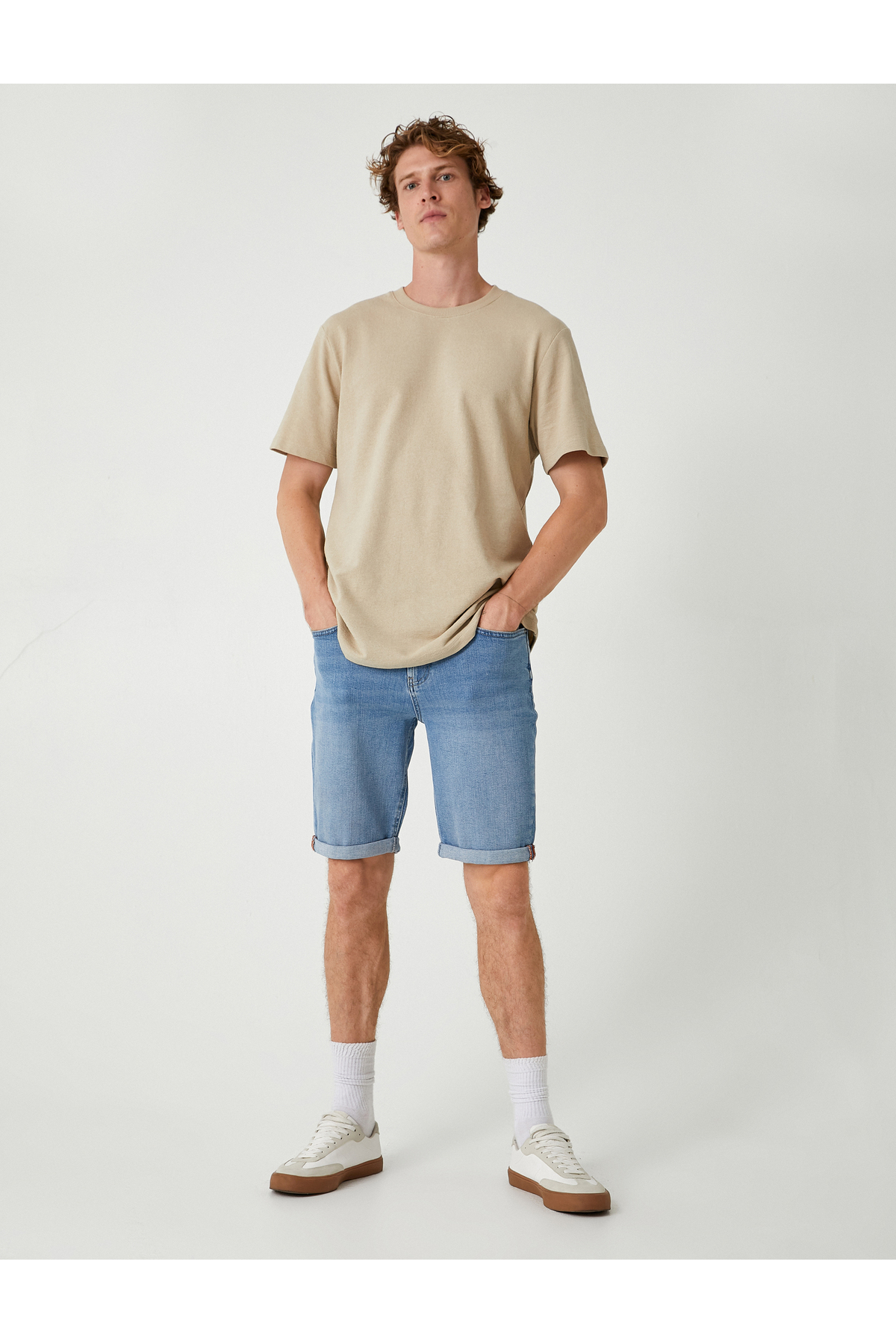 شورت جین باریک با جزئیات جیب، پاهای تا شده، نخی