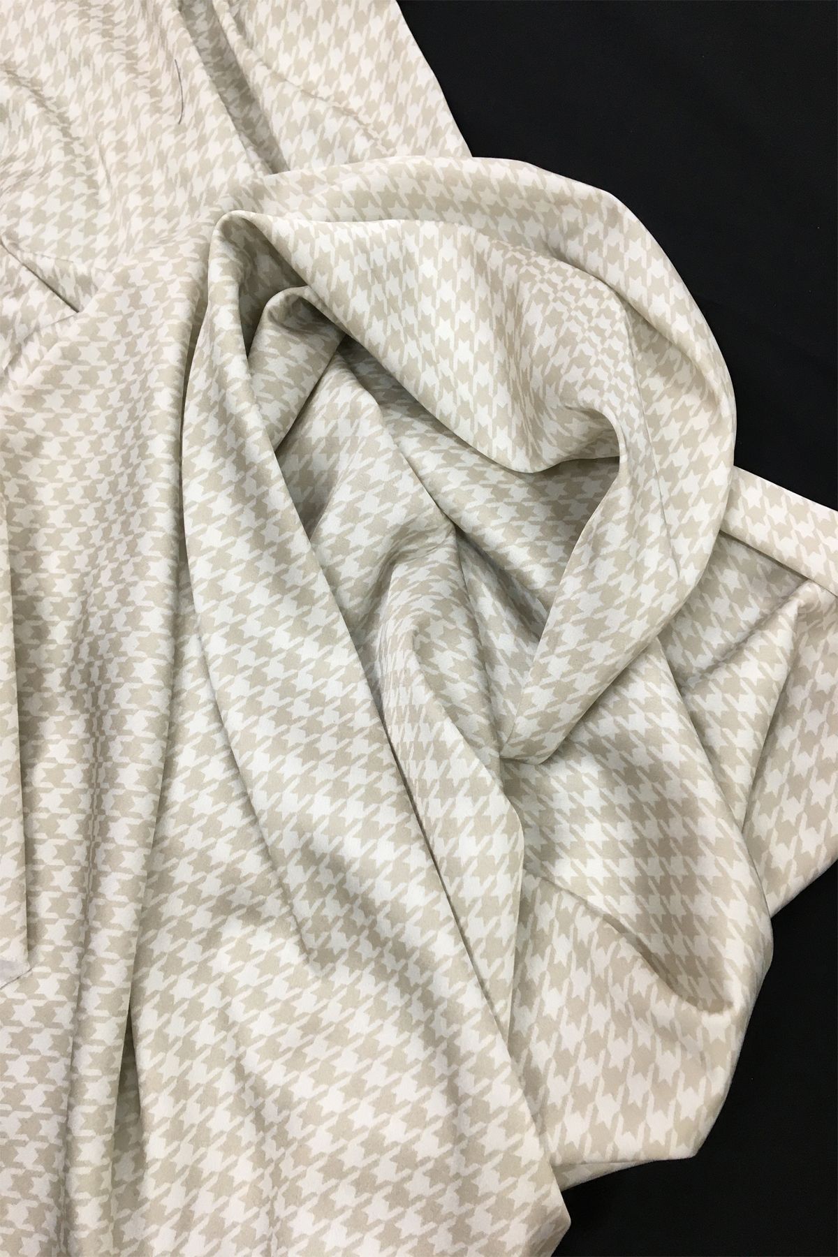 Yiğit Kumaş-Soft Satin Patterned Thin Draped Fabric 3