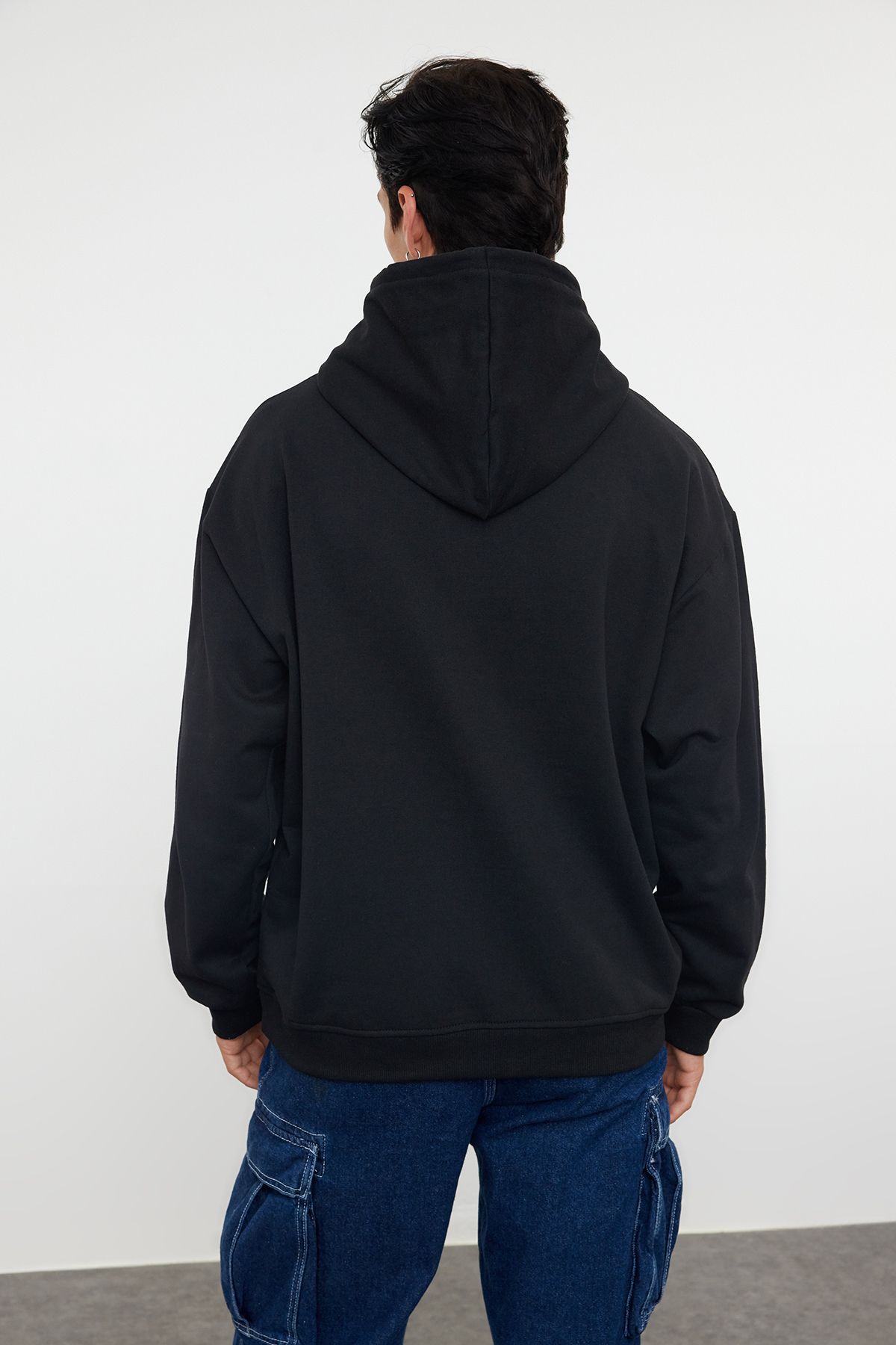 Trendyol Collection-Übergroßes schwarzes Fleece-Sweatshirt mit Kapuze - TMNAW23sw00195 5