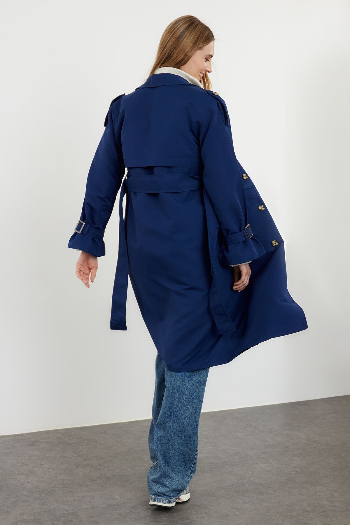 Trendyol Collection-Ciemnogranatowy oversize'owy trencz z paskiem Twoss21Tr0005 5